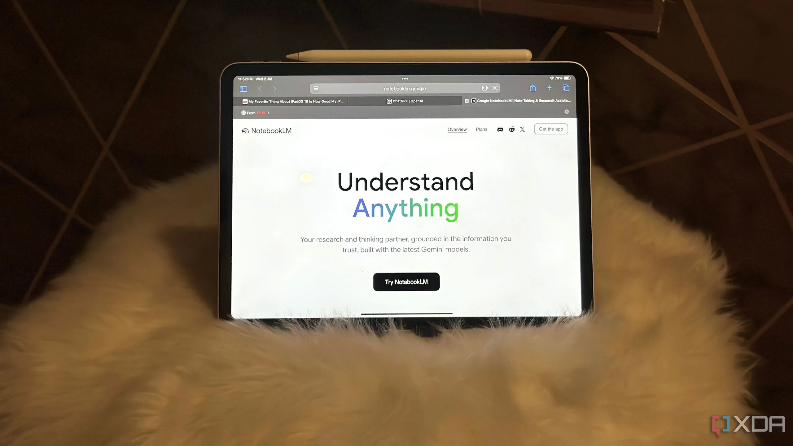 NotebookLM đang hoạt động trên iPad, thể hiện tính di động và linh hoạt khi sử dụng công cụ AI này.