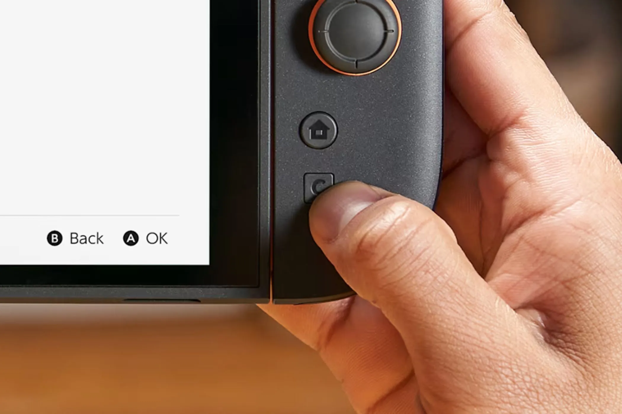 Nút bấm trên tay cầm Joy-Con của Nintendo Switch 2, đại diện cho tính năng Game Chat mới để trò chuyện với bạn bè