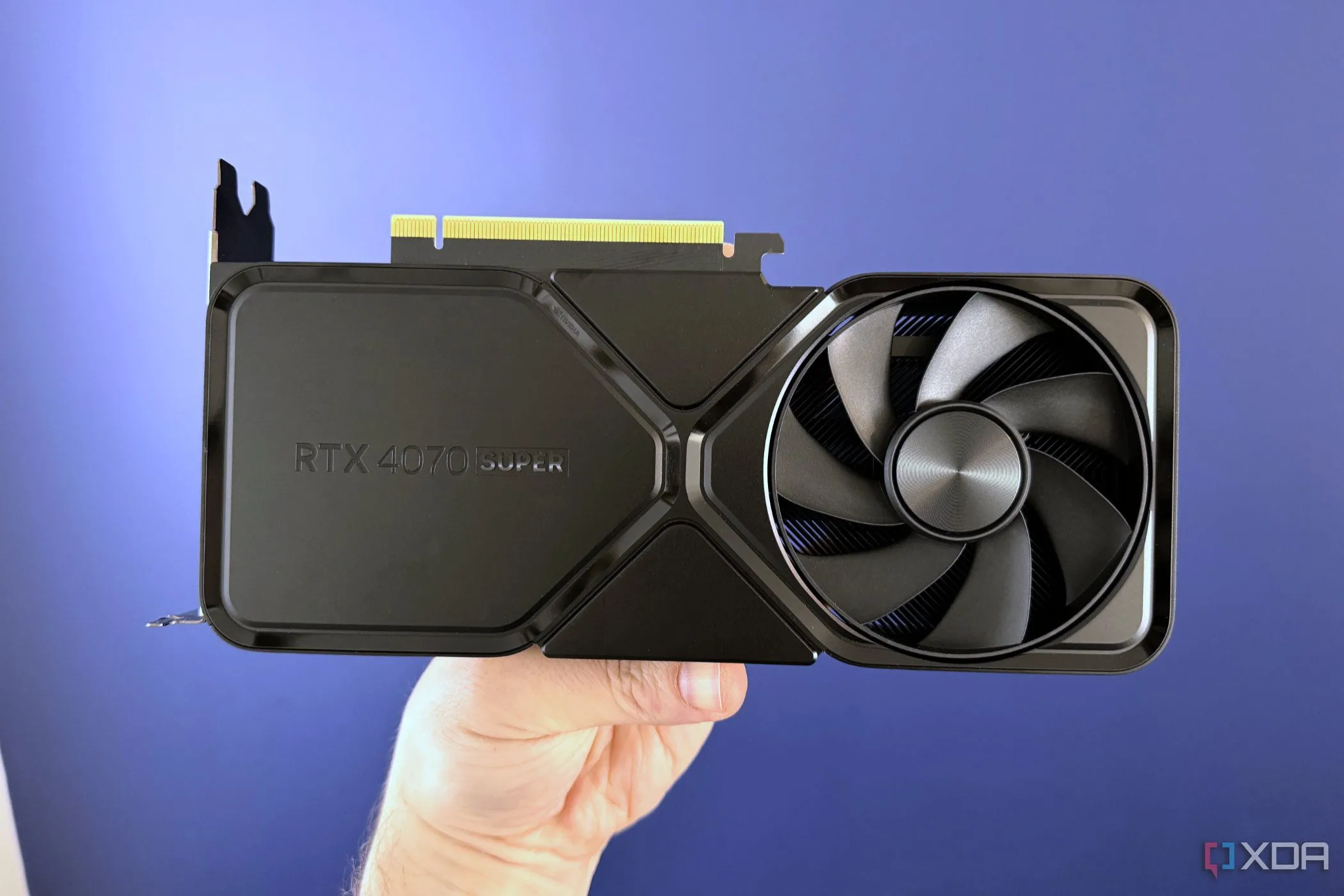 Nvidia GeForce RTX 4070 SUPER Founders Edition trên nền xanh