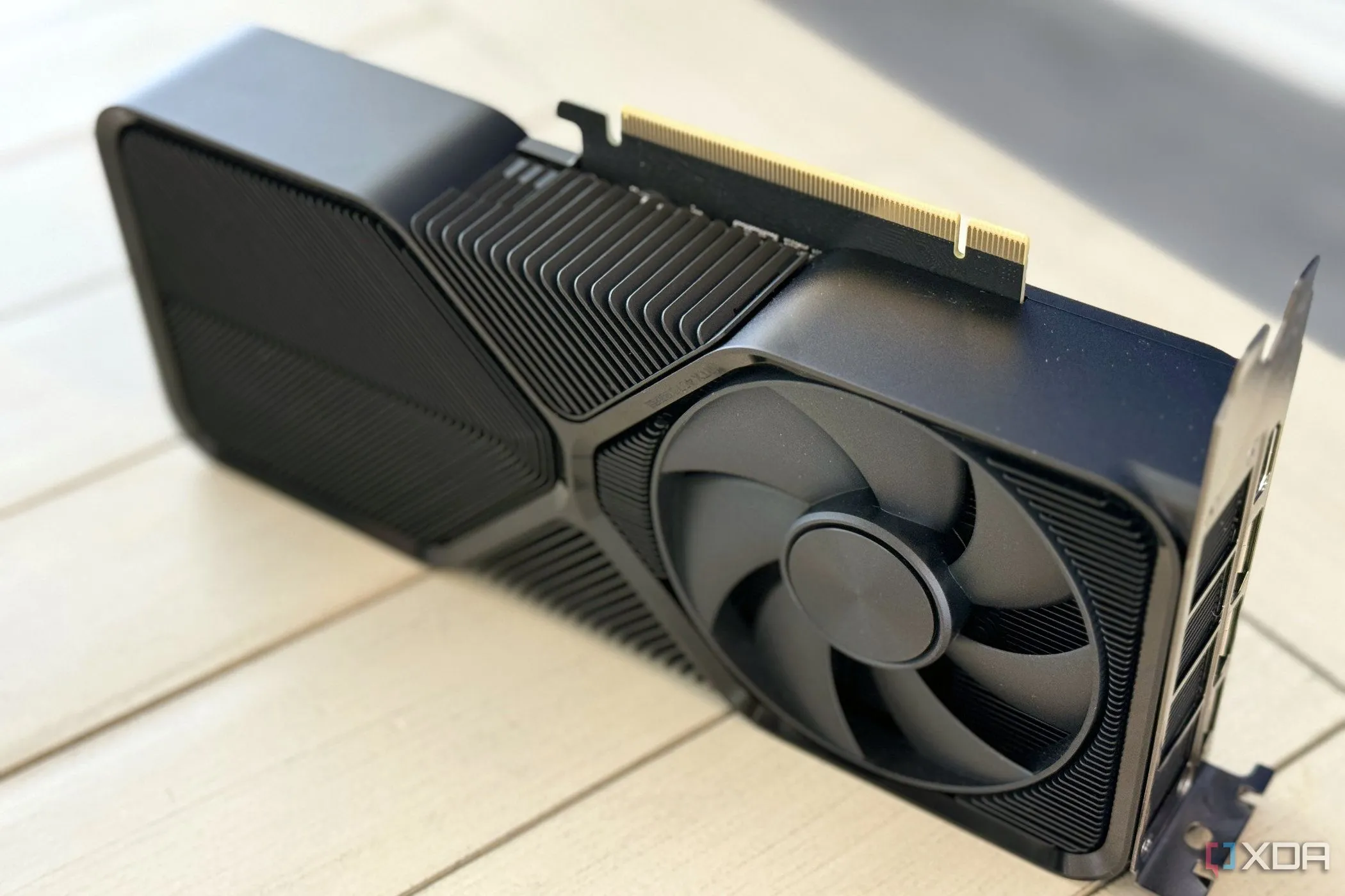 Nvidia GeForce RTX 4070 Super Founders Edition và khe PCIe
