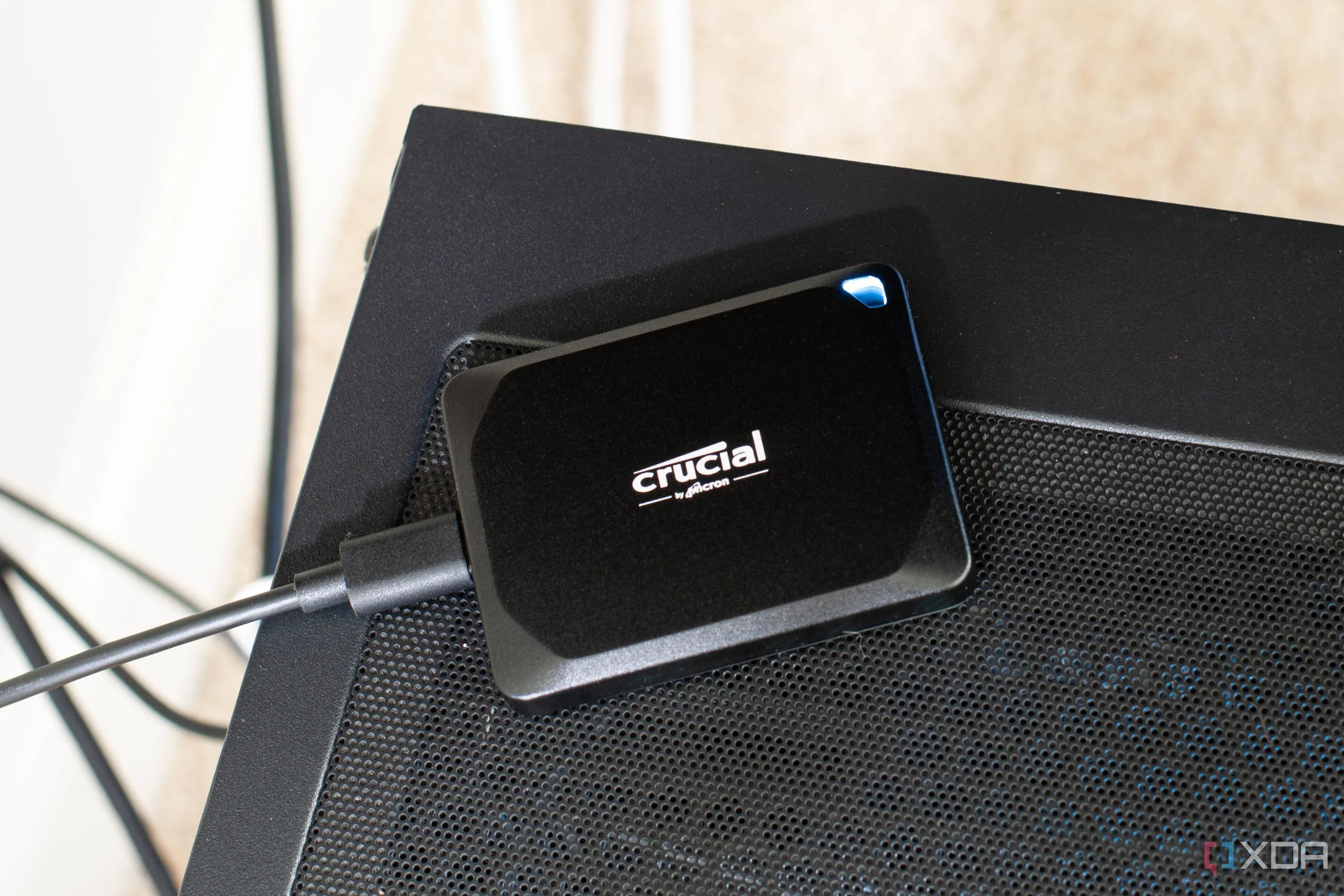 Ổ cứng di động Crucial X10 Pro kết nối với máy tính, minh họa tính linh hoạt