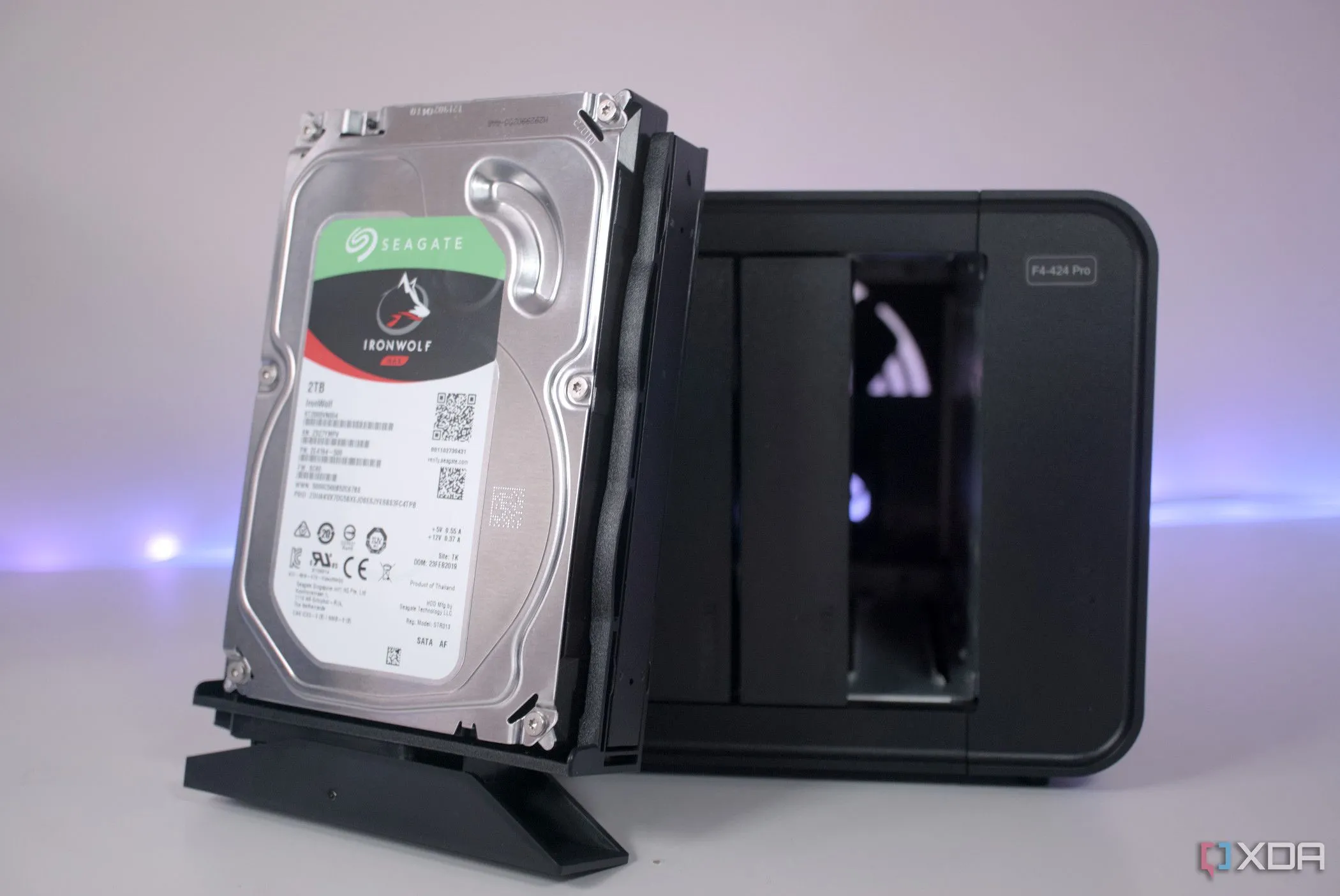 Ổ cứng HDD đặt trước thiết bị lưu trữ NAS TerraMaster F4-424 Pro, so sánh giá thành với SSD.