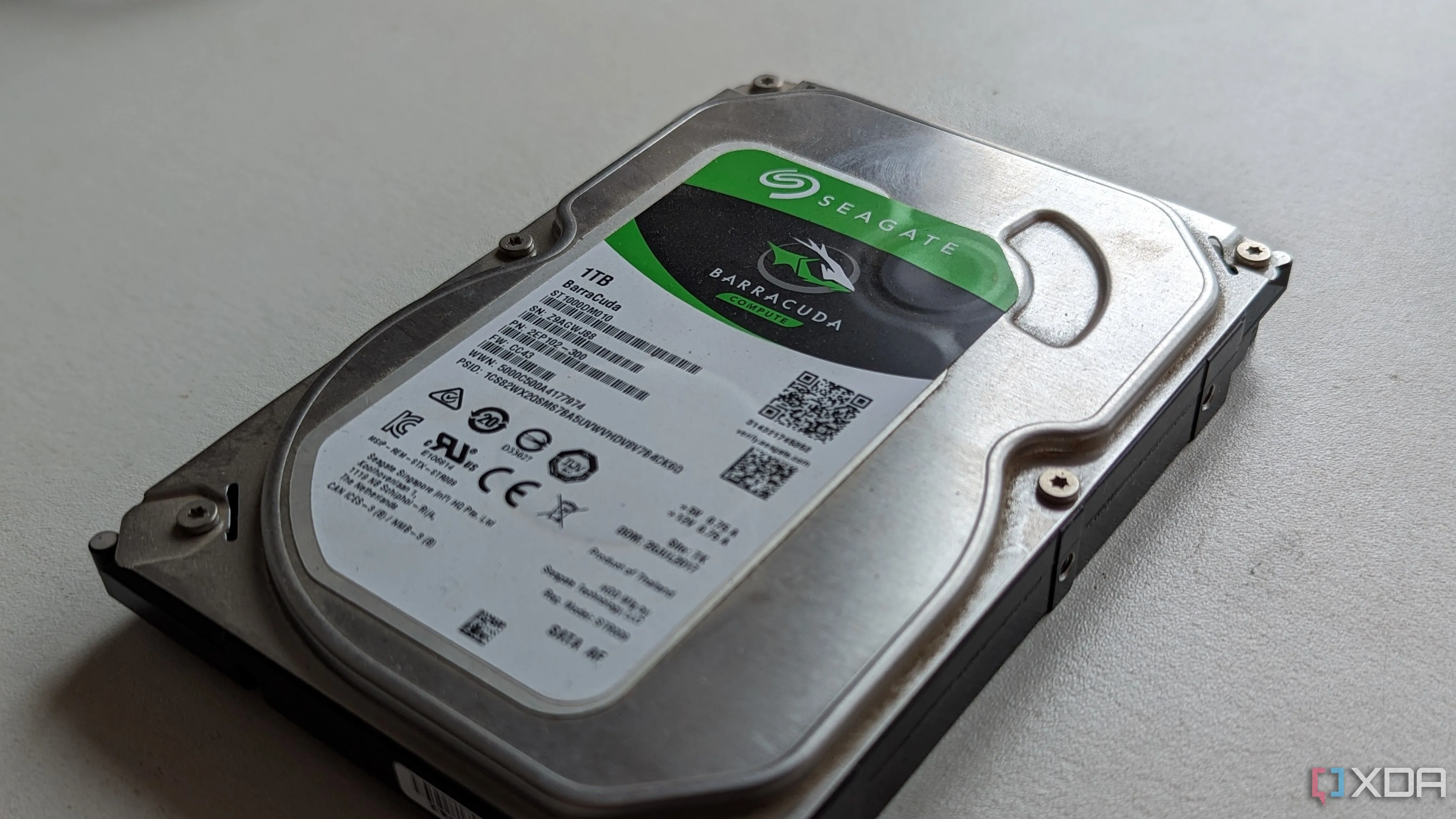 Ổ cứng Seagate Barracuda 1TB trên bề mặt trắng