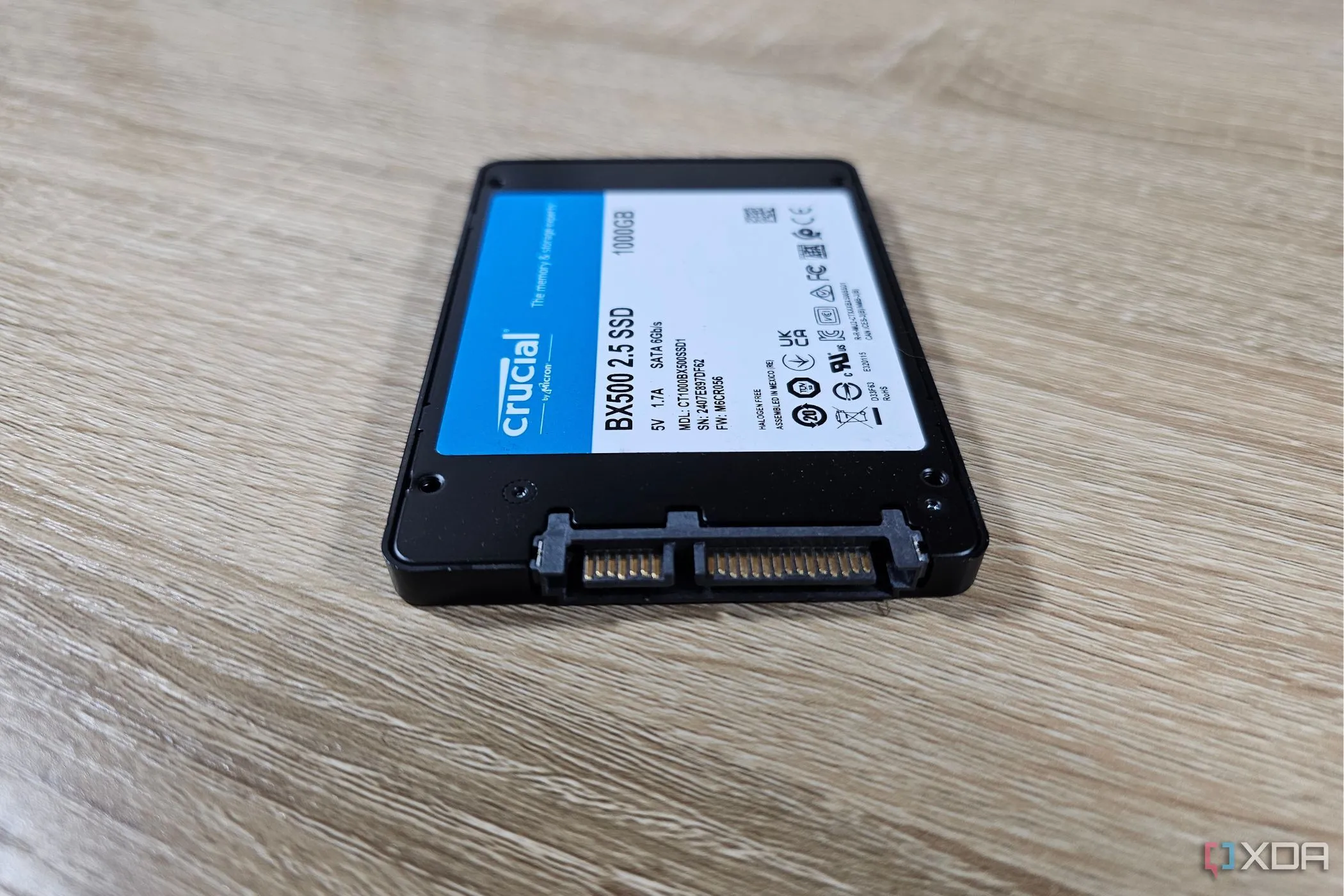 Ổ cứng SSD M.2 Crucial trên bàn làm việc, biểu tượng của lưu trữ hiện đại.