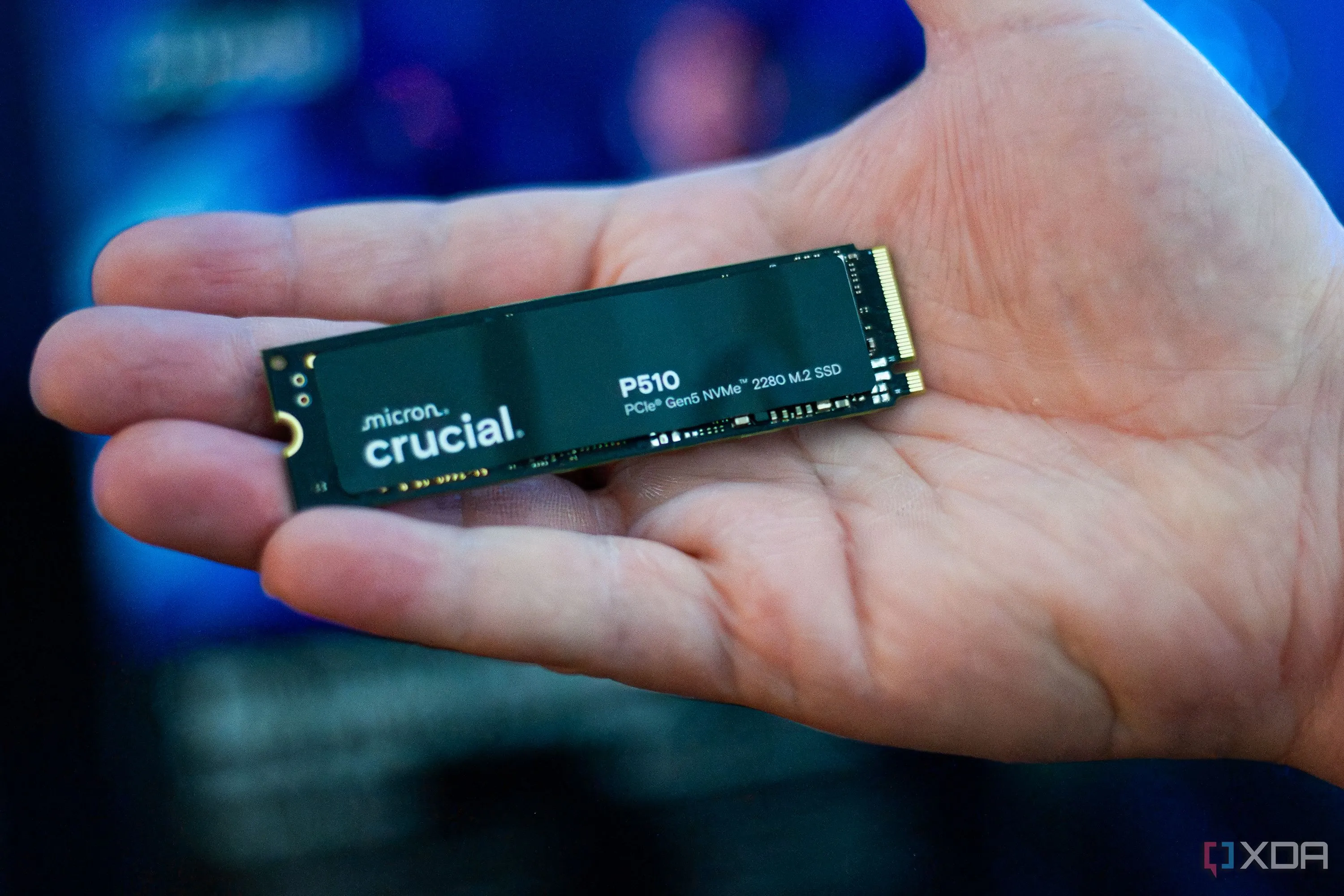 Ổ cứng SSD Micron P150 PCIe Gen6 trong tay, minh họa cho công nghệ lưu trữ tốc độ cao dành cho trung tâm dữ liệu