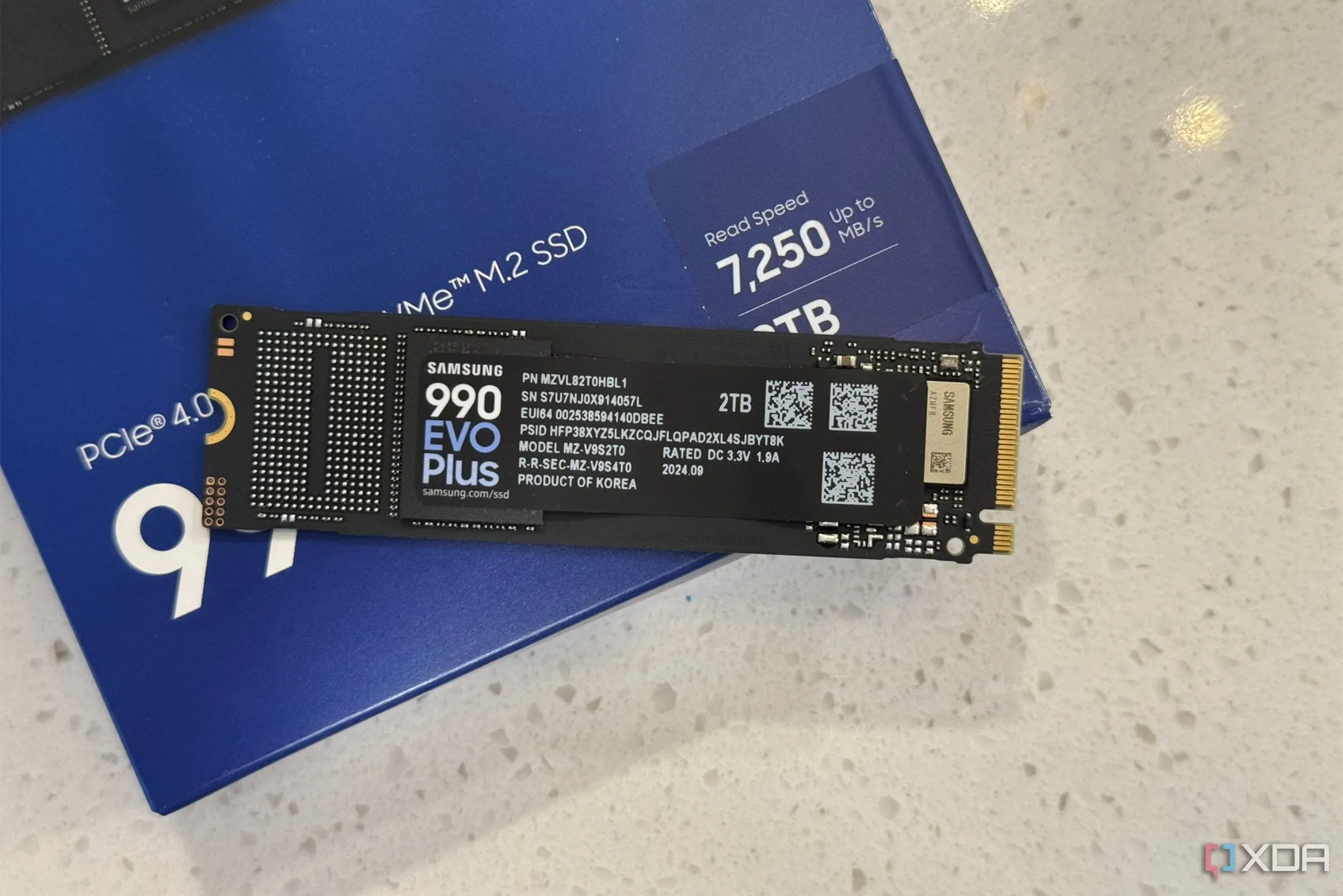 Ổ cứng SSD NVMe Samsung 990 EVO Plus đặt trên hộp