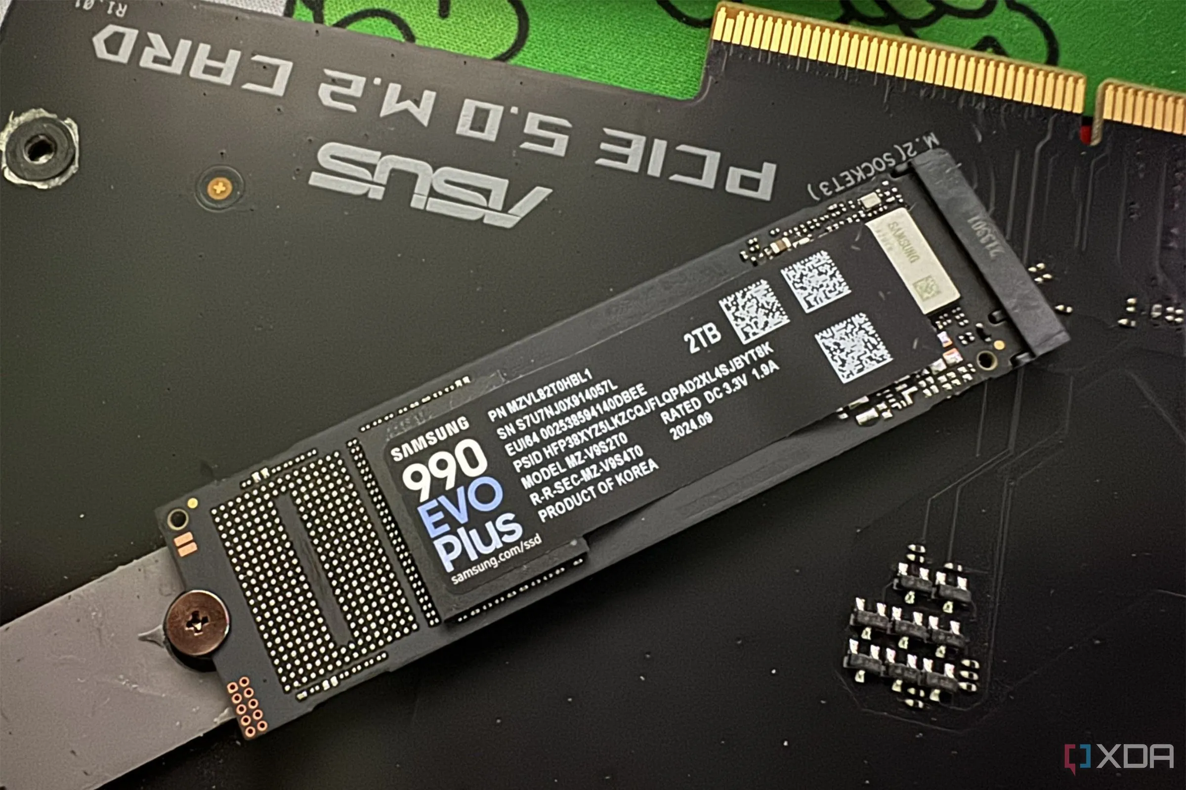 Ổ cứng SSD Samsung 990 EVO Plus lắp trên card adapter, minh họa cho công nghệ PCIe 5.0