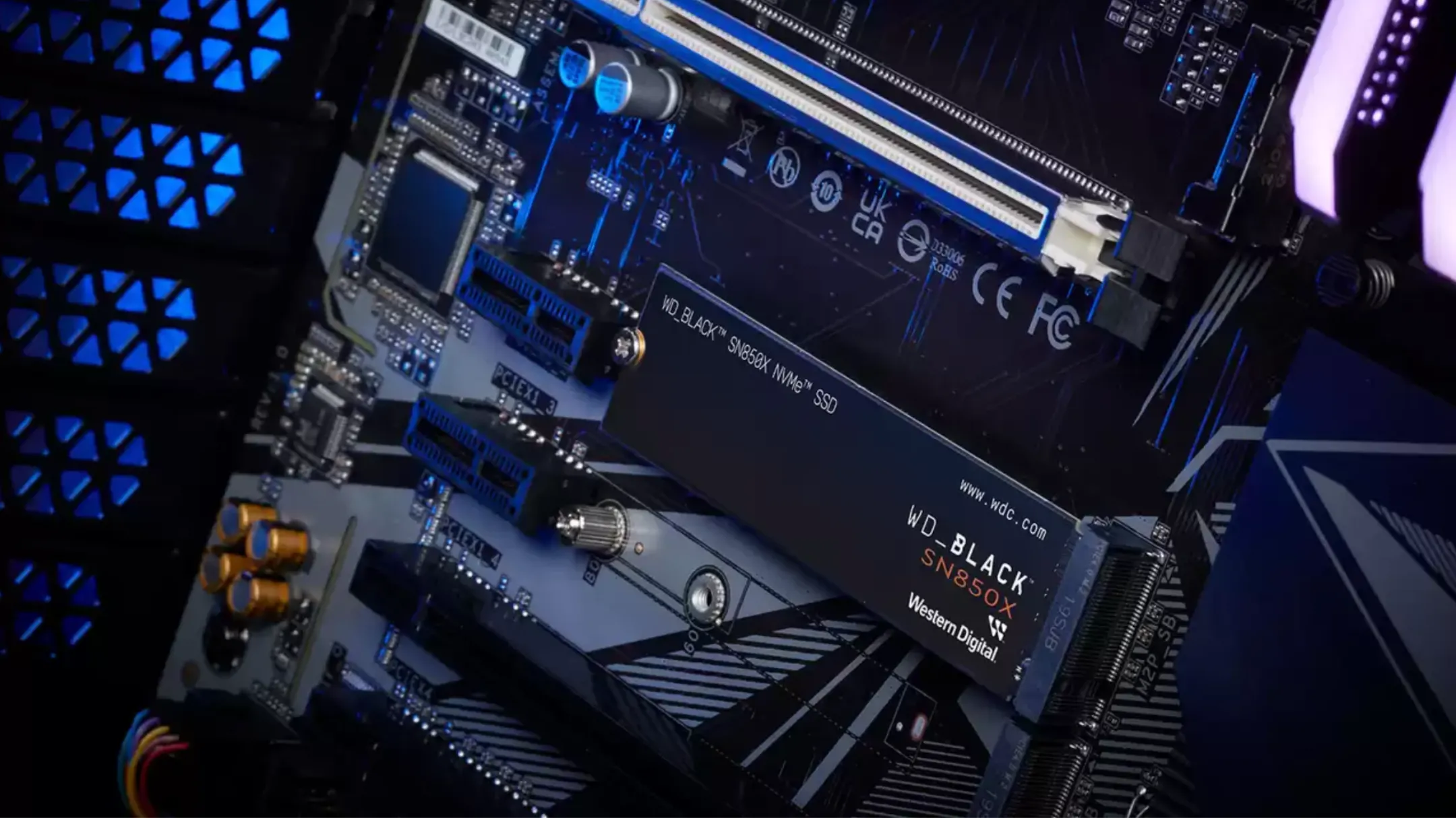 Ổ cứng SSD WD Black SN850X 8TB NVMe cắm vào bo mạch chủ máy tính.