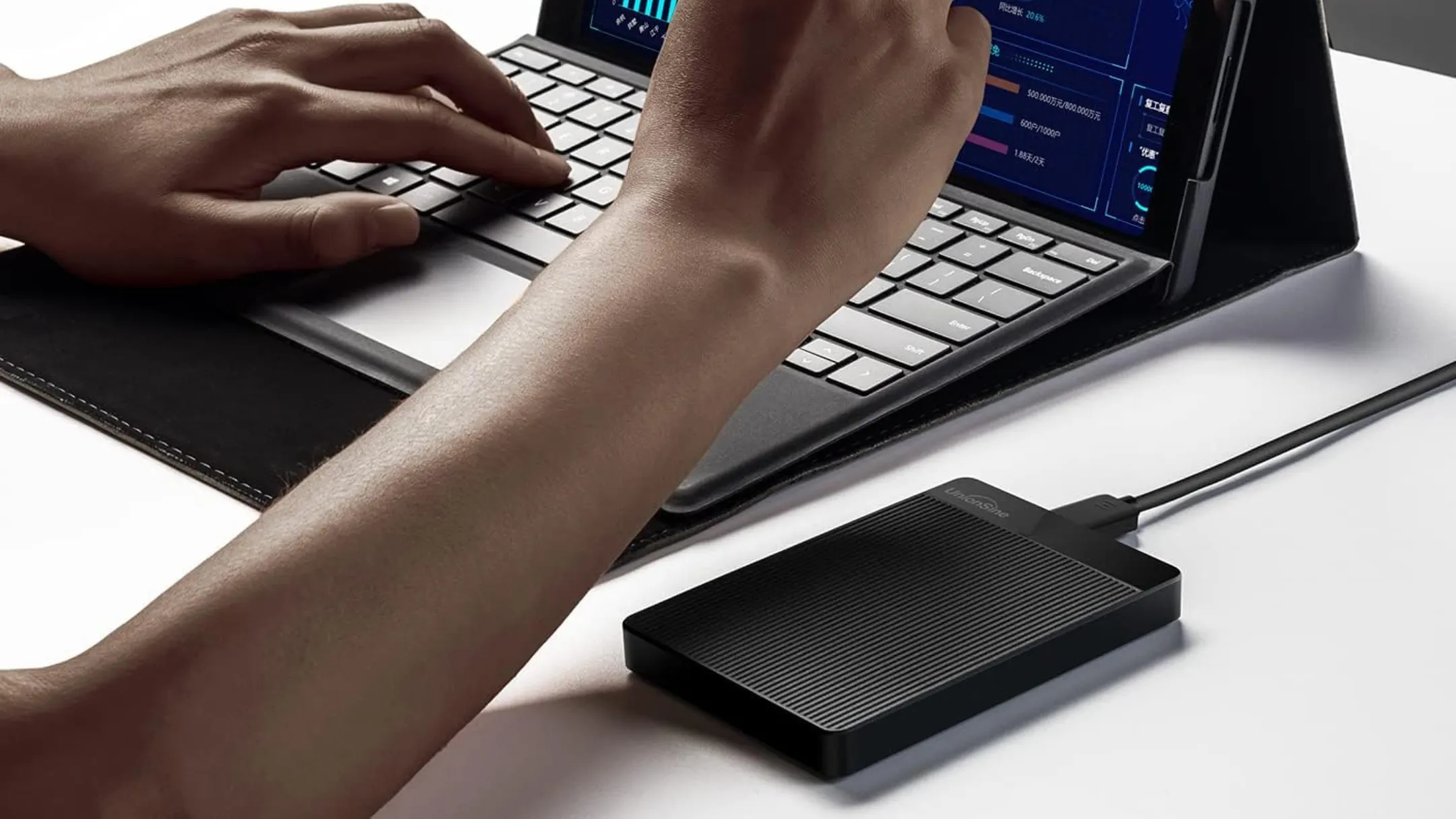 Ổ cứng UnionSine 1TB Ultra Slim đang kết nối và truyền dữ liệu với laptop