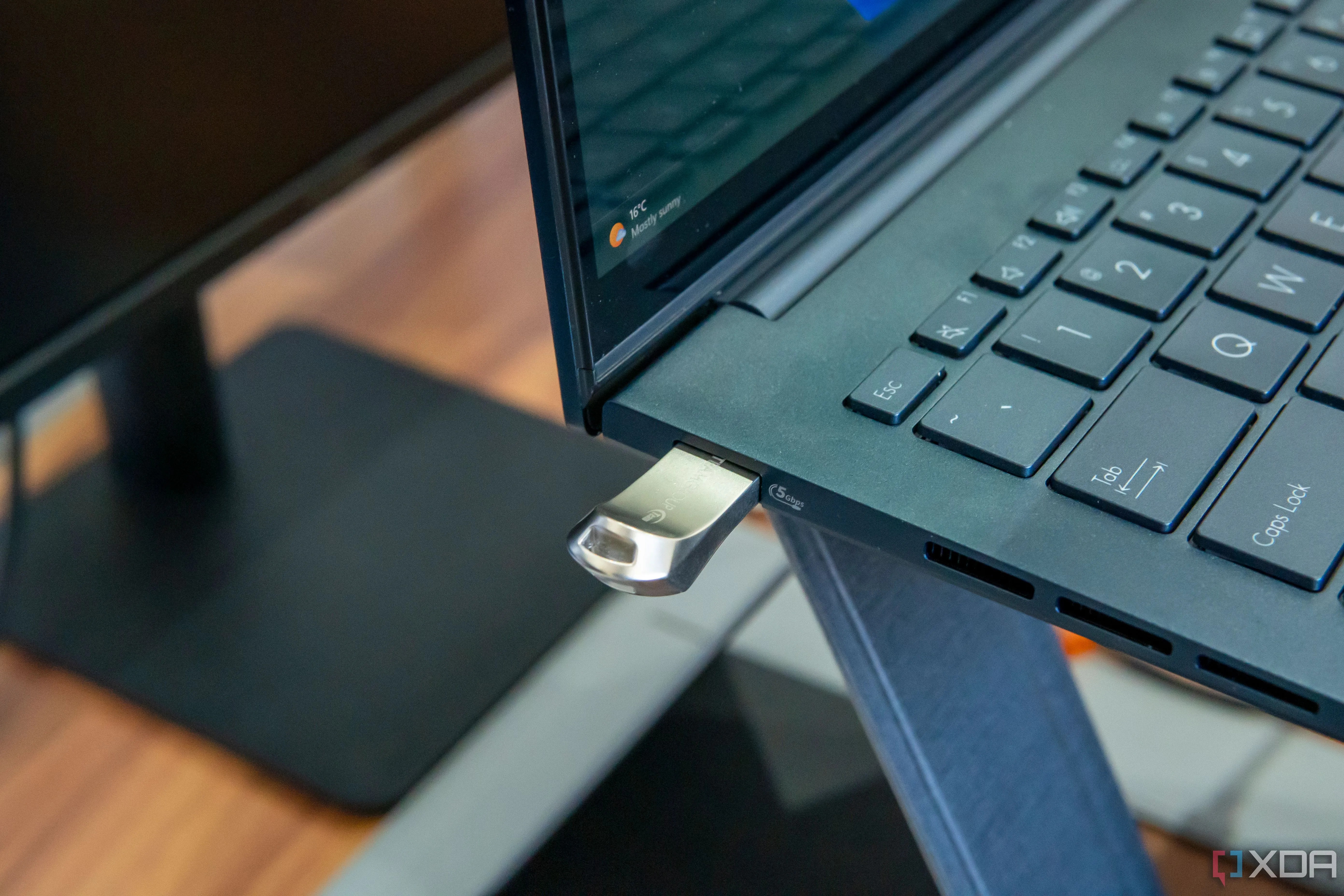 Ổ đĩa flash USB được cắm vào cổng laptop, minh họa giải pháp mở rộng dung lượng SSD tiện lợi và di động