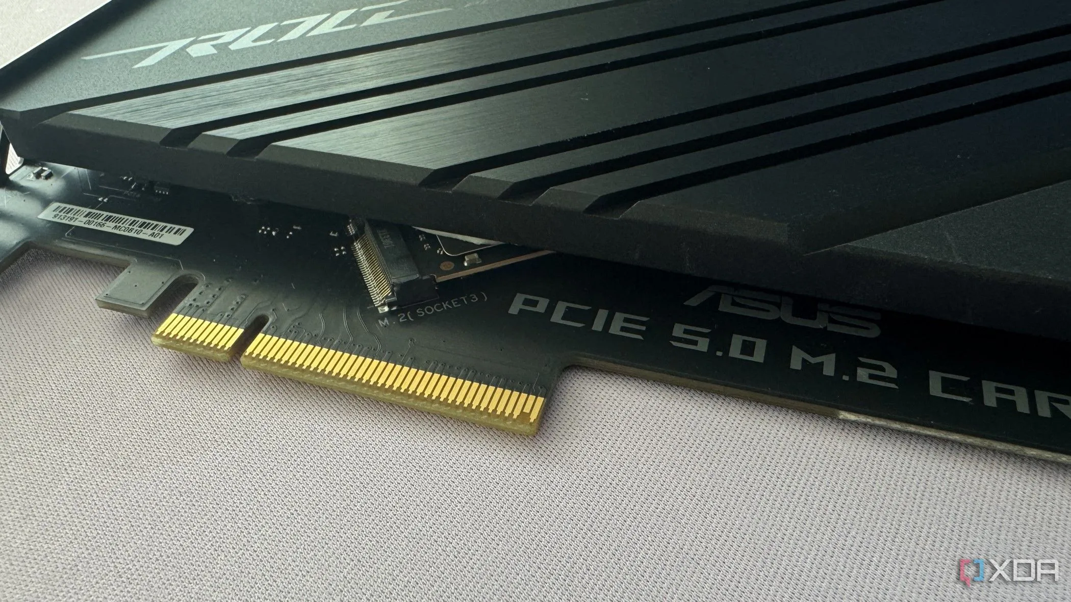 Ổ SSD Crucial T705 M.2 gắn trên thẻ adapter PCIe cùng tản nhiệt, cho thấy khả năng mở rộng
