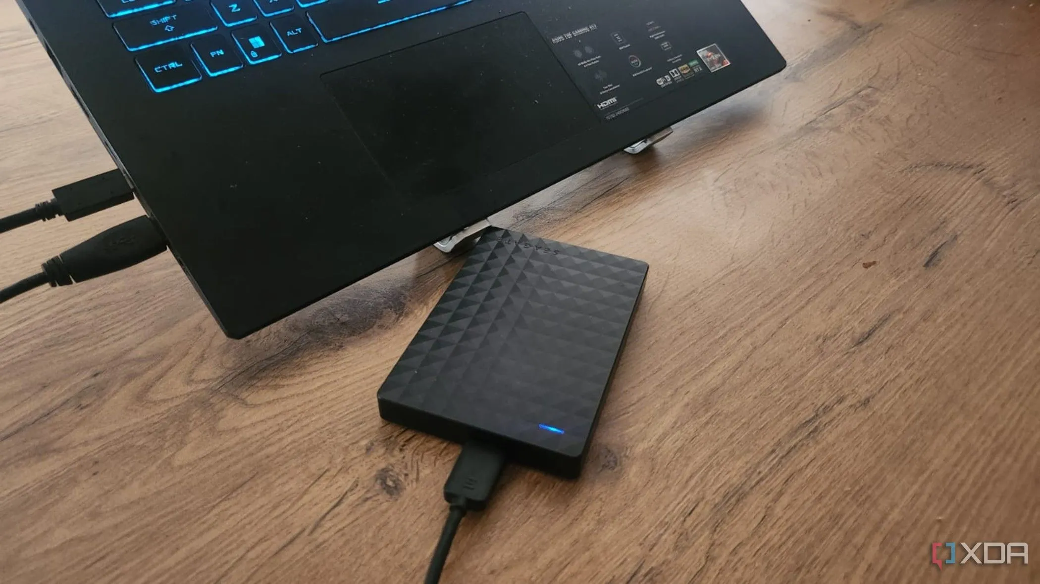 Ổ SSD gắn ngoài của Seagate được kết nối với laptop Windows trên bàn làm việc