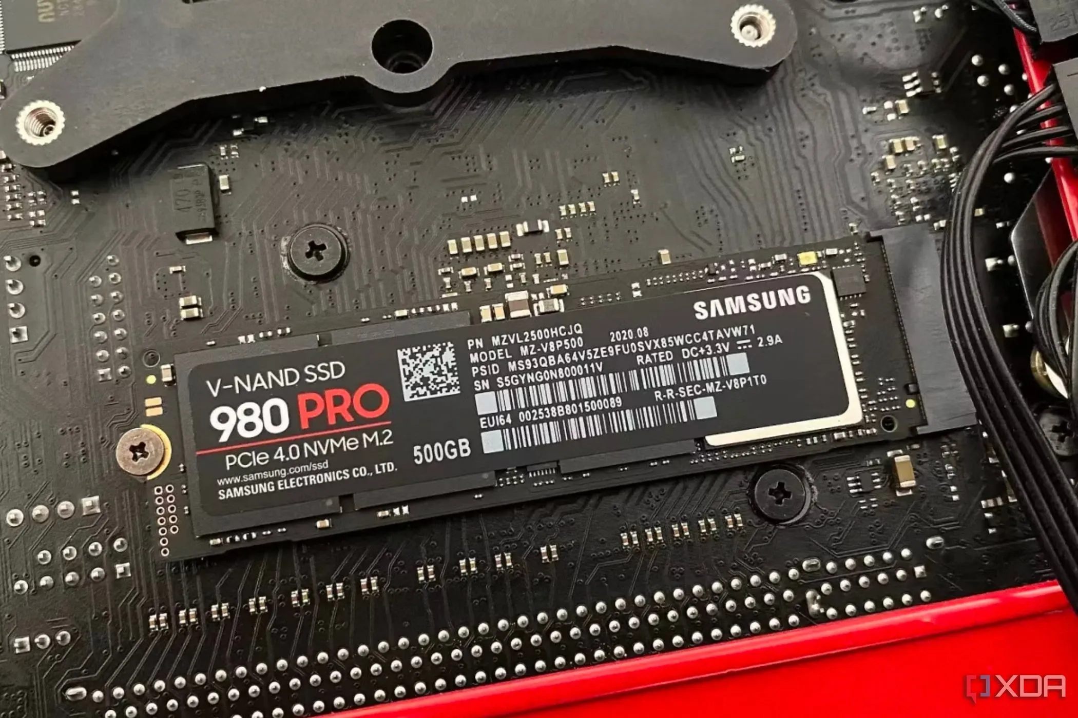 Ổ SSD Samsung 980 Pro M.2 NVMe được lắp đặt trên bo mạch chủ