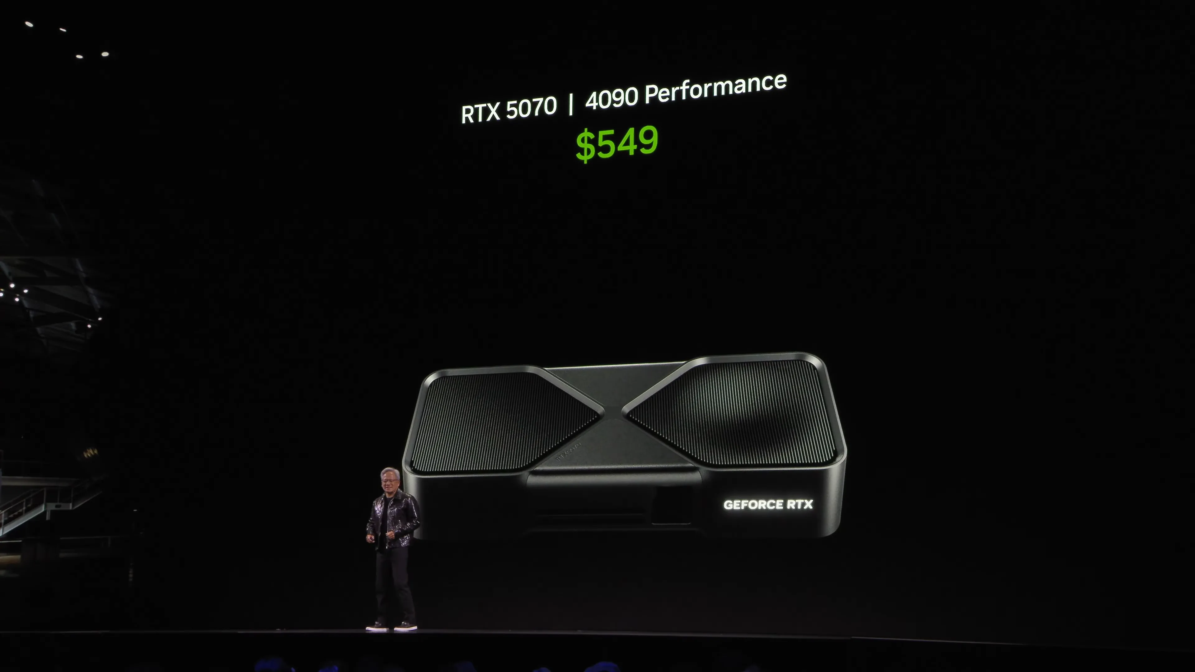 Ông Jensen Huang (CEO NVIDIA) giới thiệu về hiệu suất của card đồ họa RTX 5070 tại CES 2025