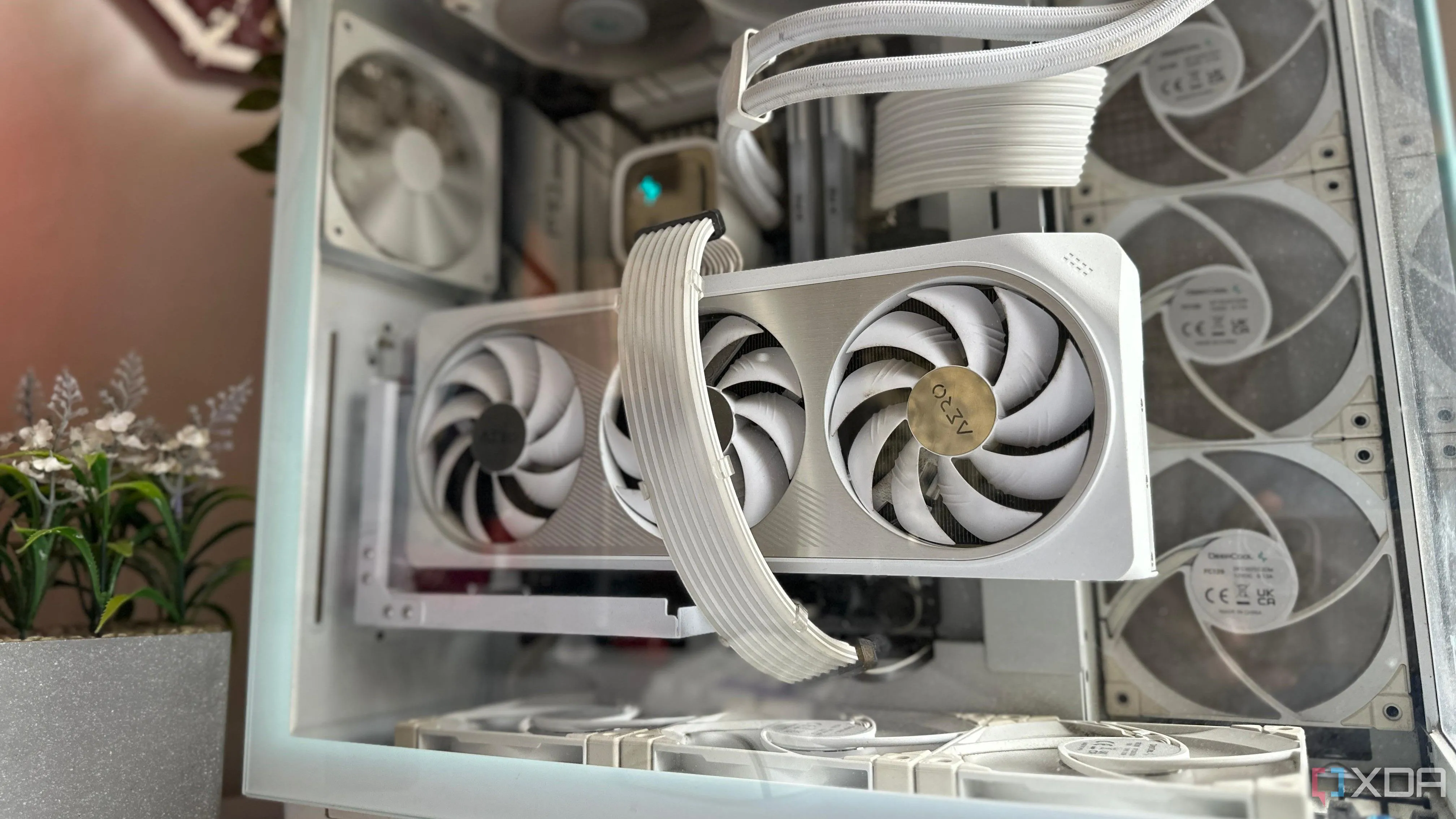 PC gaming màu trắng với card đồ họa (GPU) trắng nổi bật