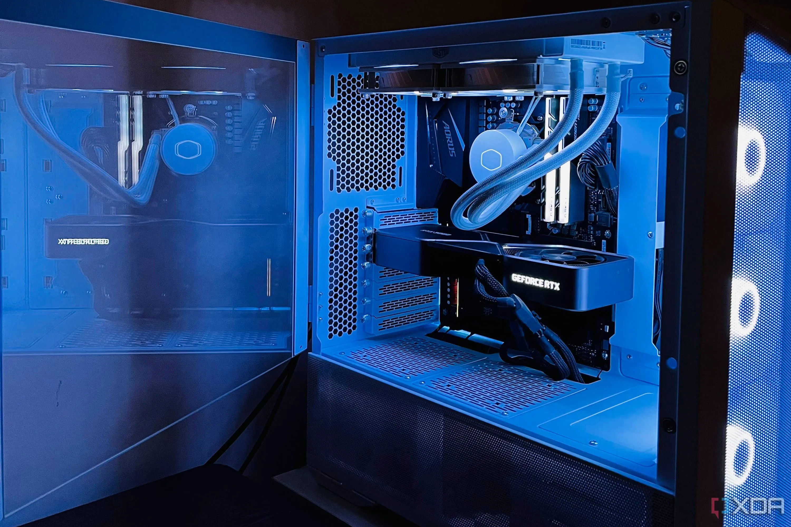 PC gaming rực rỡ với đèn RGB, card đồ họa RTX 3080 và CPU Ryzen 7 5700X