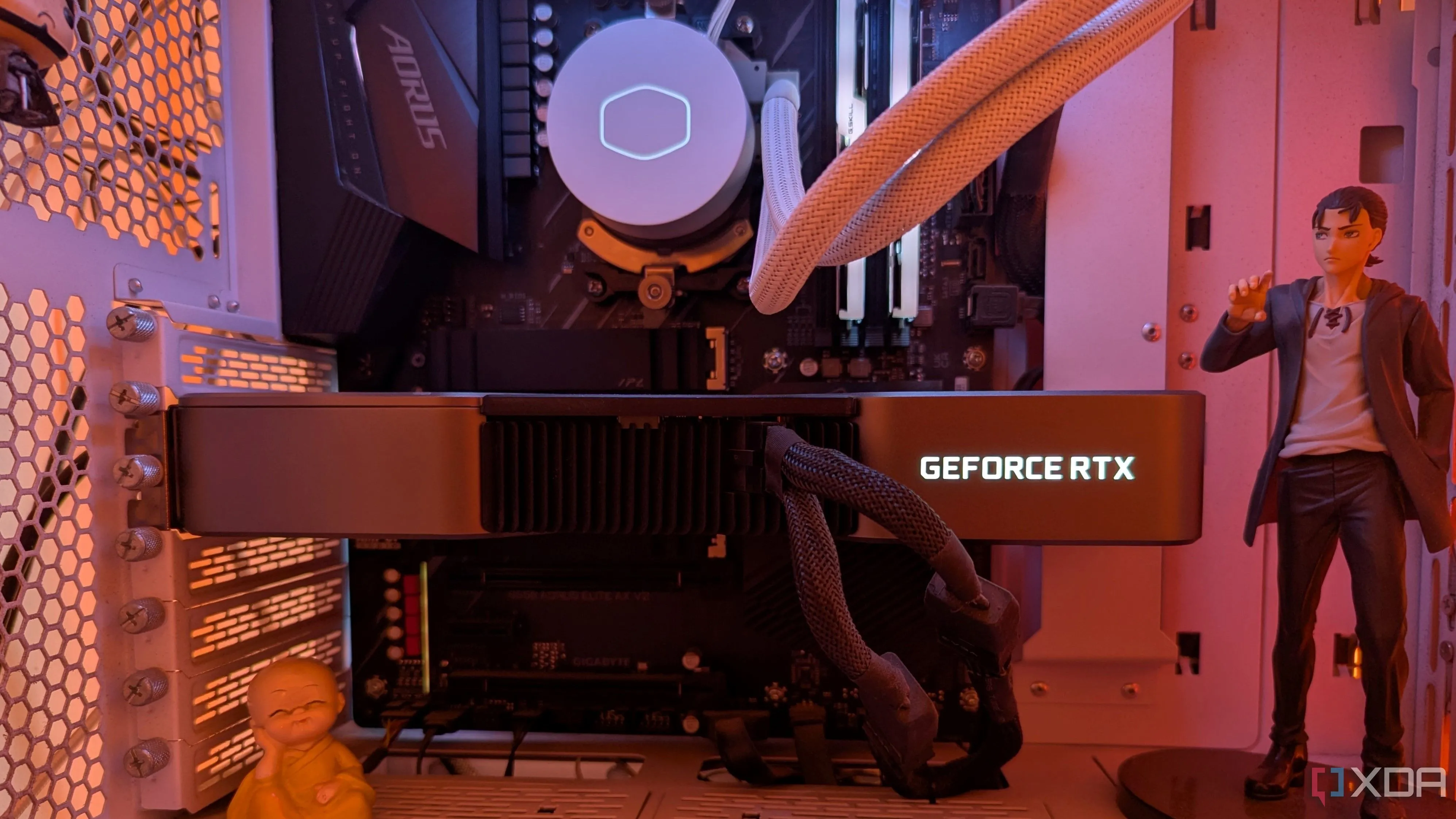 PC gaming với card đồ họa RTX 3080 bên trong thùng máy