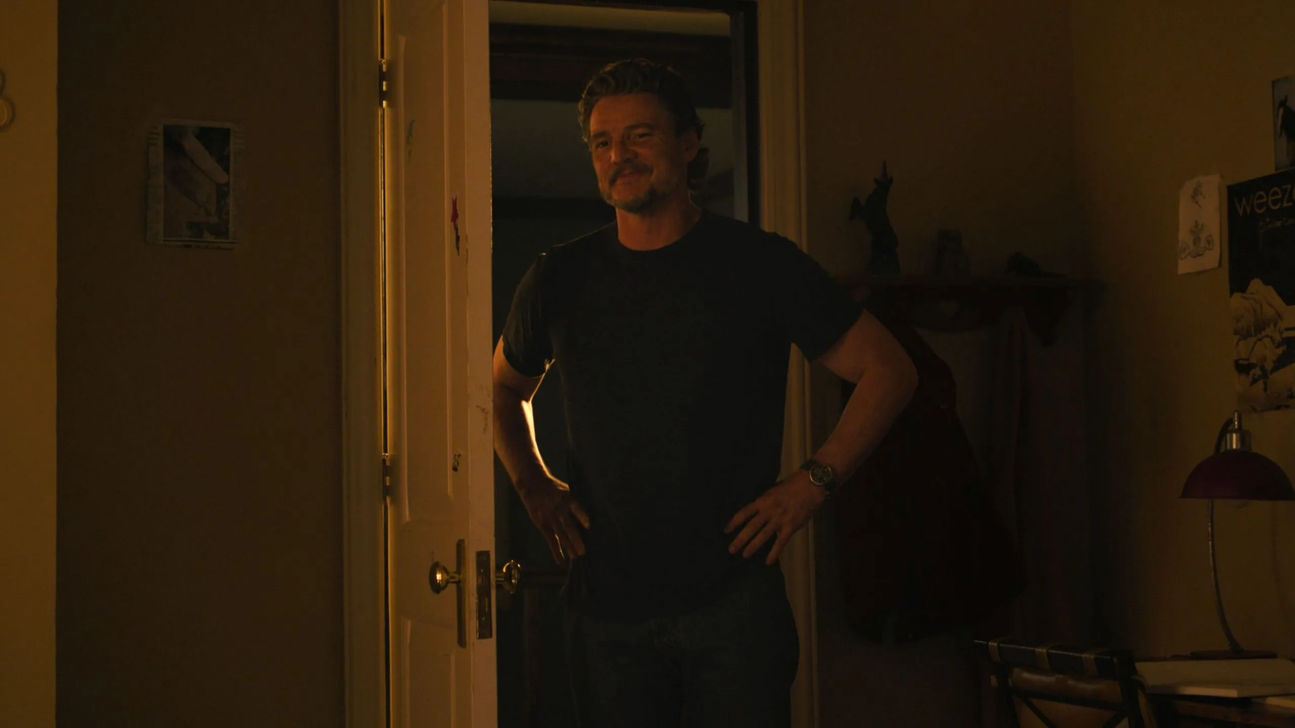 Pedro Pascal trong vai Joel mỉm cười trong phân cảnh hồi tưởng của The Last of Us mùa 2 tập 5.