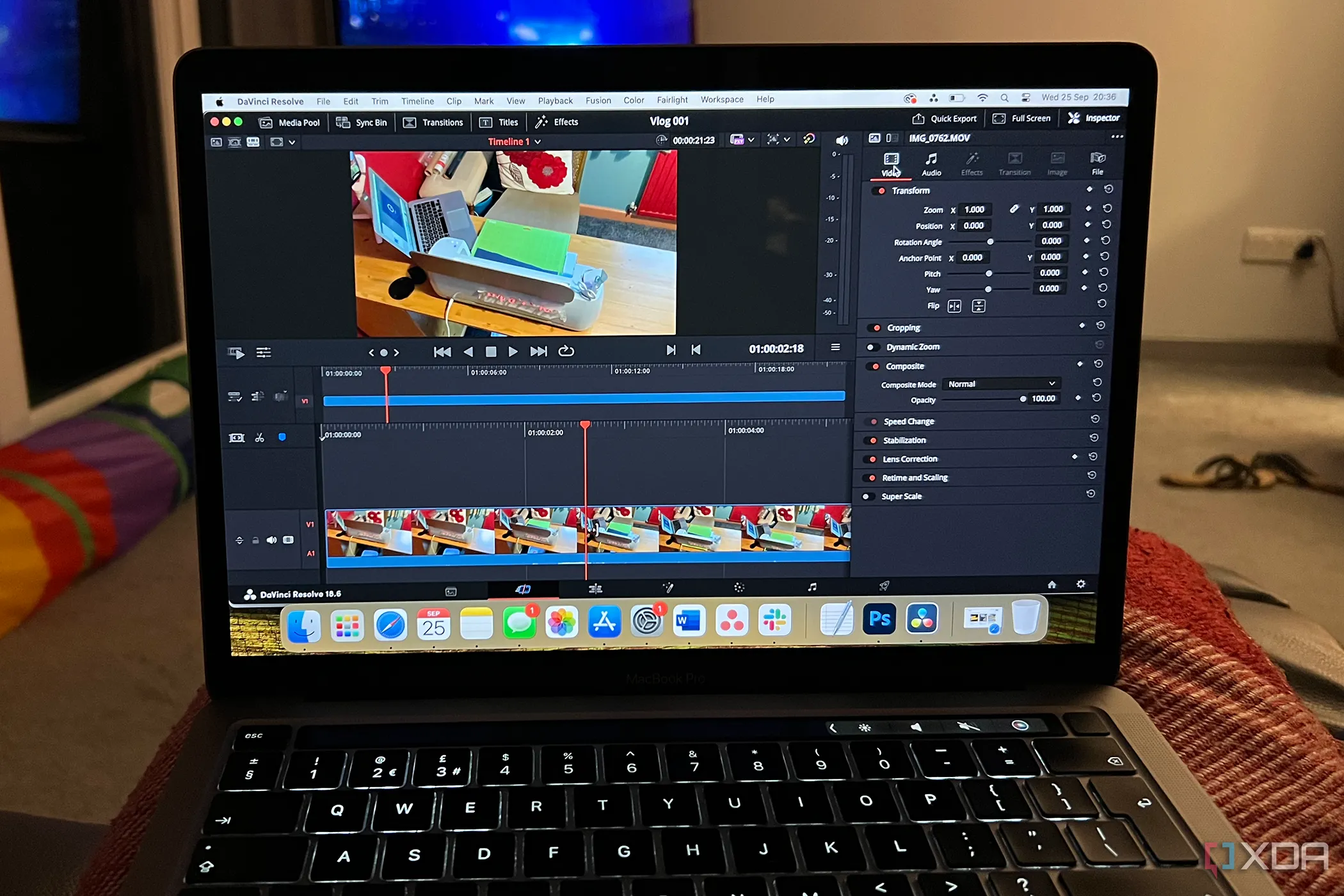 Phần mềm DaVinci Resolve trên MacBook, minh họa các hiệu ứng âm thanh tích hợp trong Fairlight.