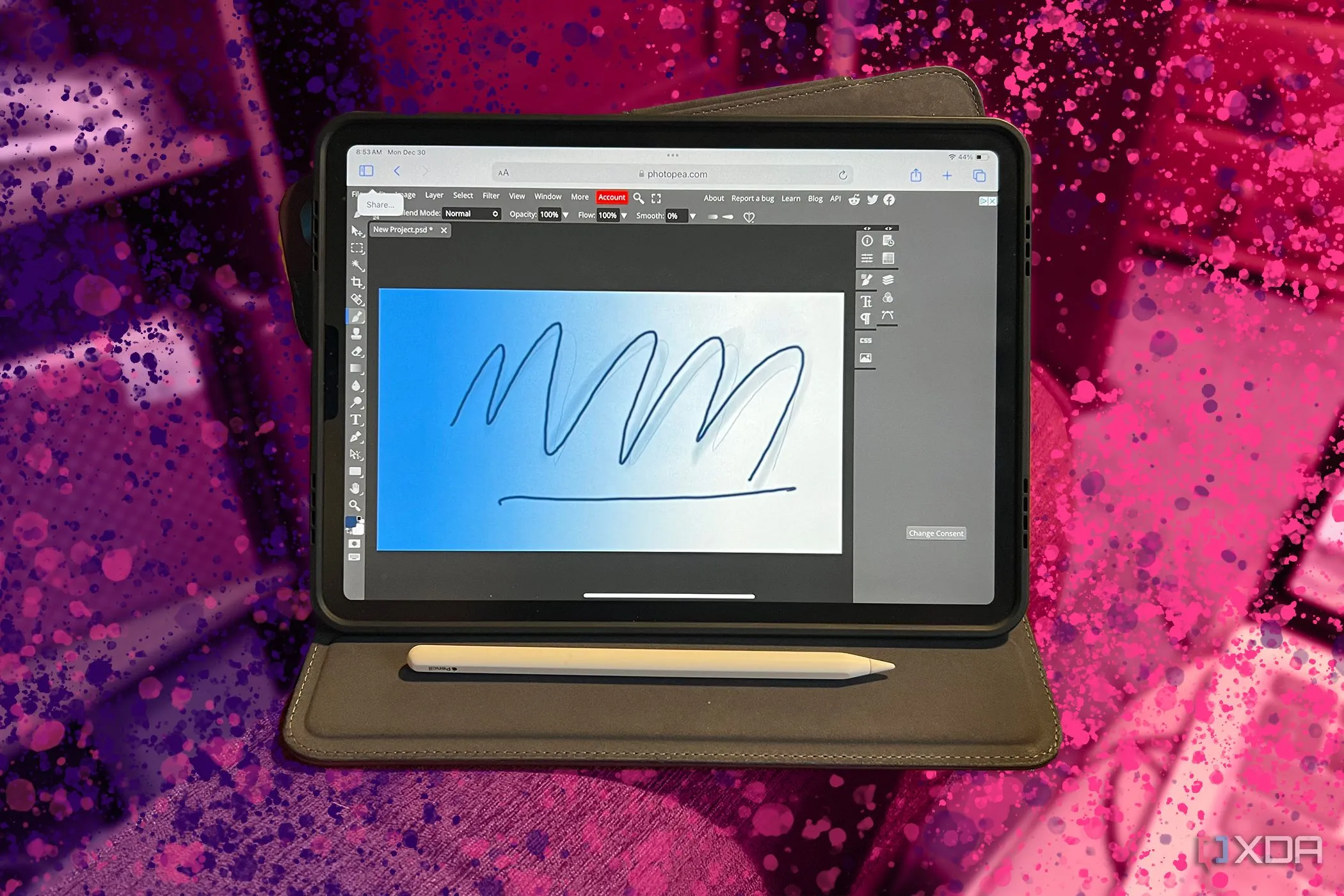 Phần mềm Photopea trên iPad Pro với bút Apple Pencil, thể hiện sự linh hoạt của công cụ đồ họa web-based