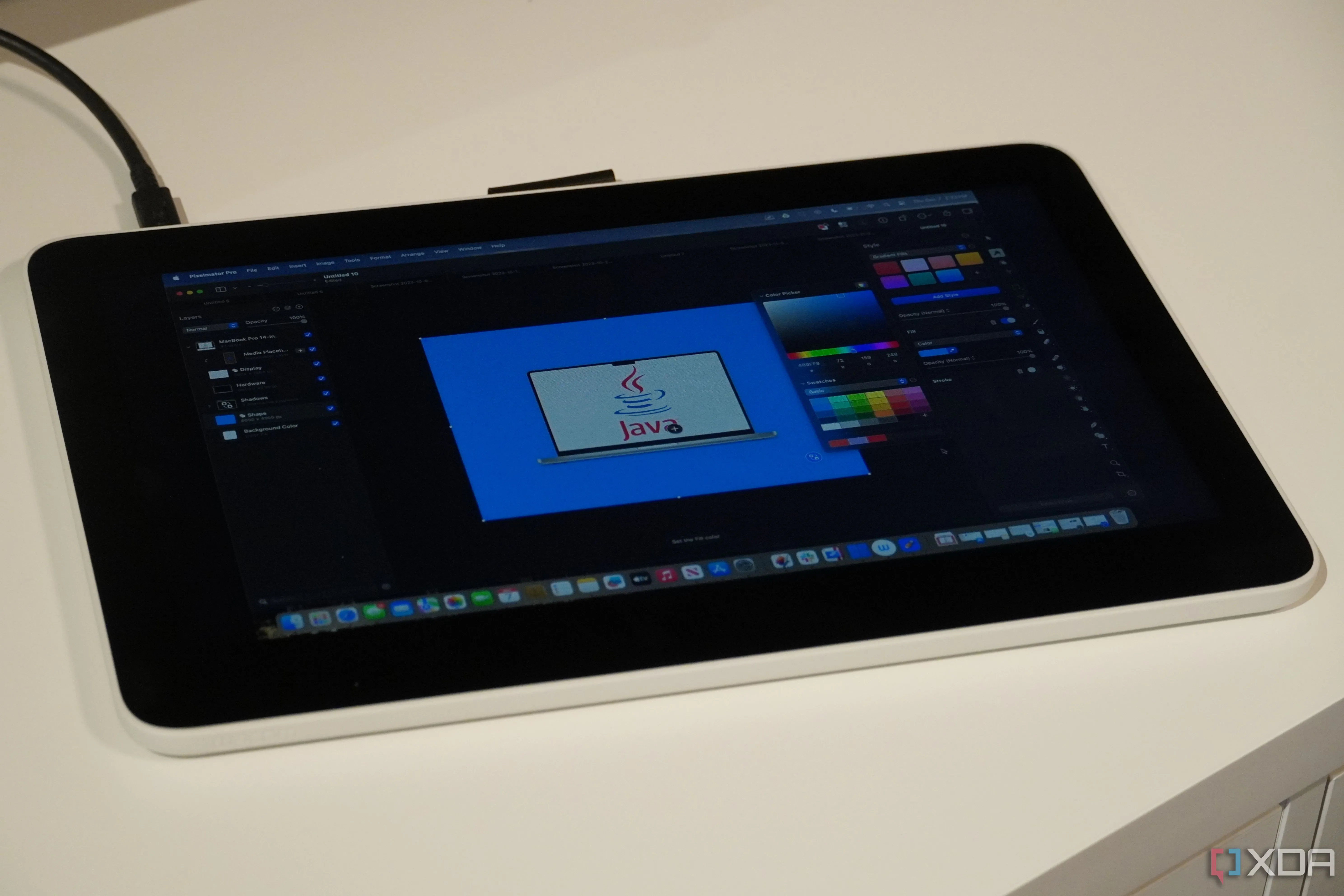 Phần mềm Pixelmator Pro đang chạy trên màn hình Wacom One, thể hiện tiện ích của bảng vẽ đồ họa cho thiết kế và chỉnh sửa