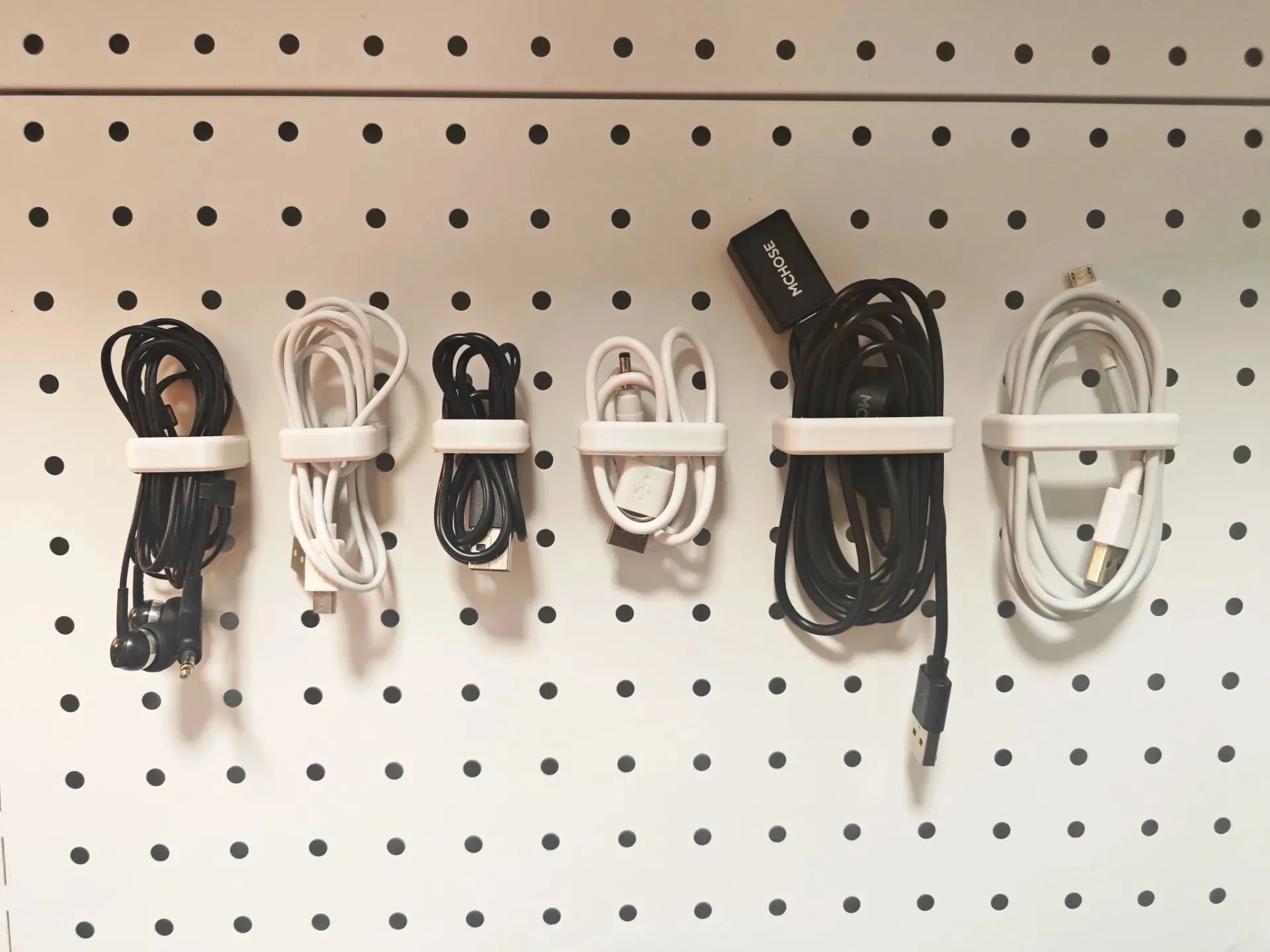 Phụ kiện tổ chức dây cáp USB và vật dụng nhỏ gắn bảng lỗ từ tính, in 3D giúp tối ưu không gian