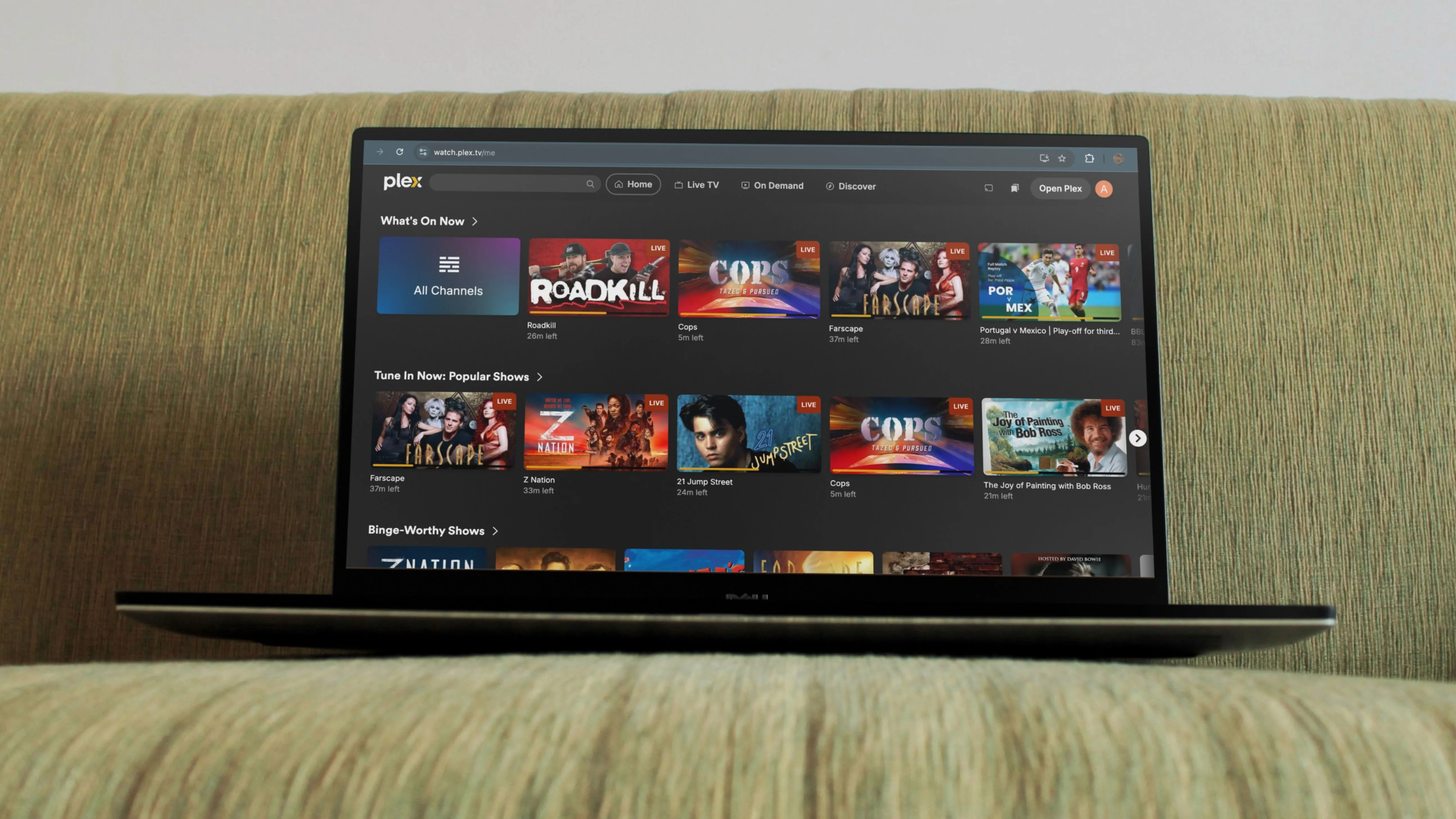 Plex hoạt động trên laptop Windows, cho thấy giao diện người dùng quen thuộc