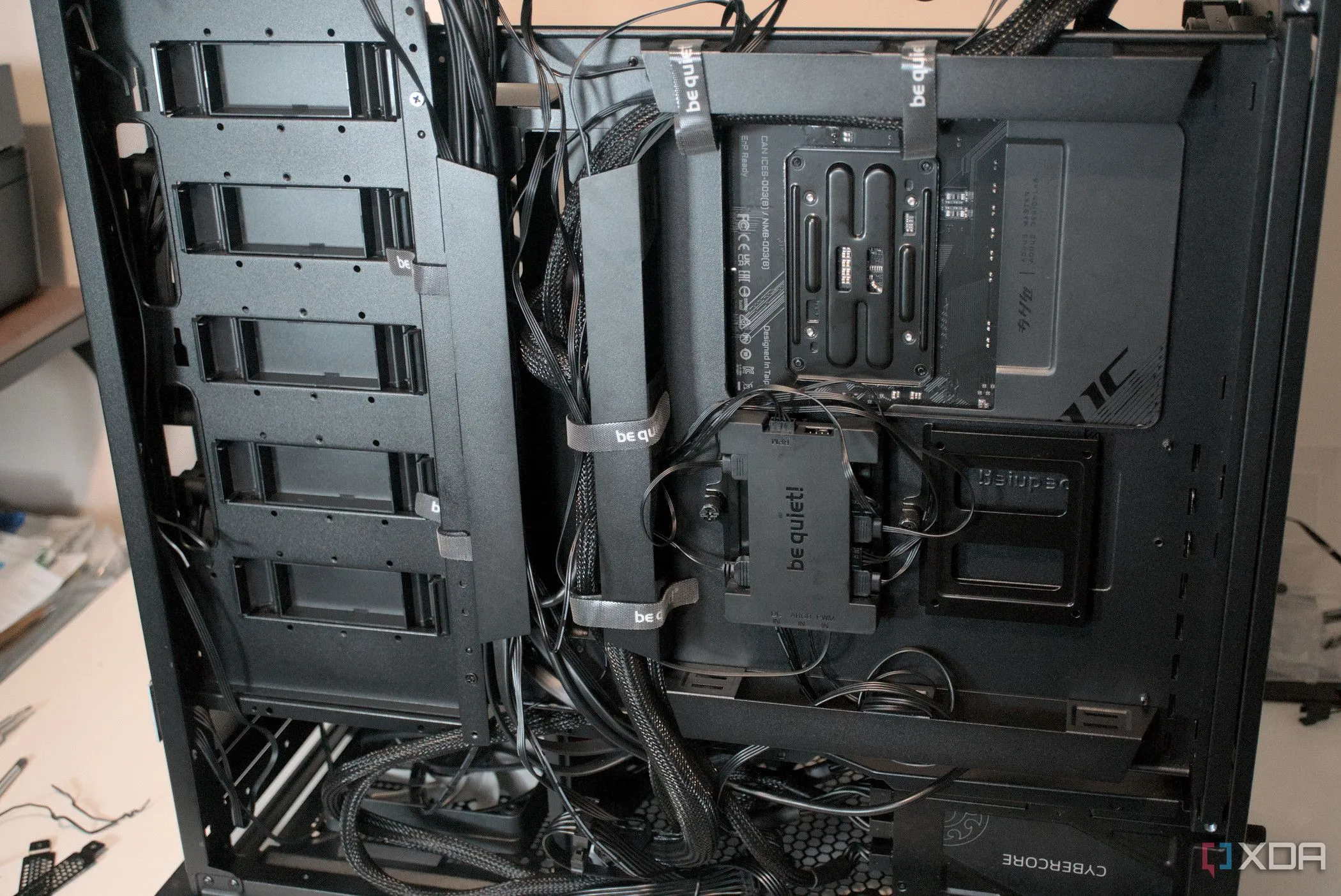 Quản lý cáp gọn gàng phía sau khay bo mạch chủ của case Be Quiet! Dark Base Pro 901