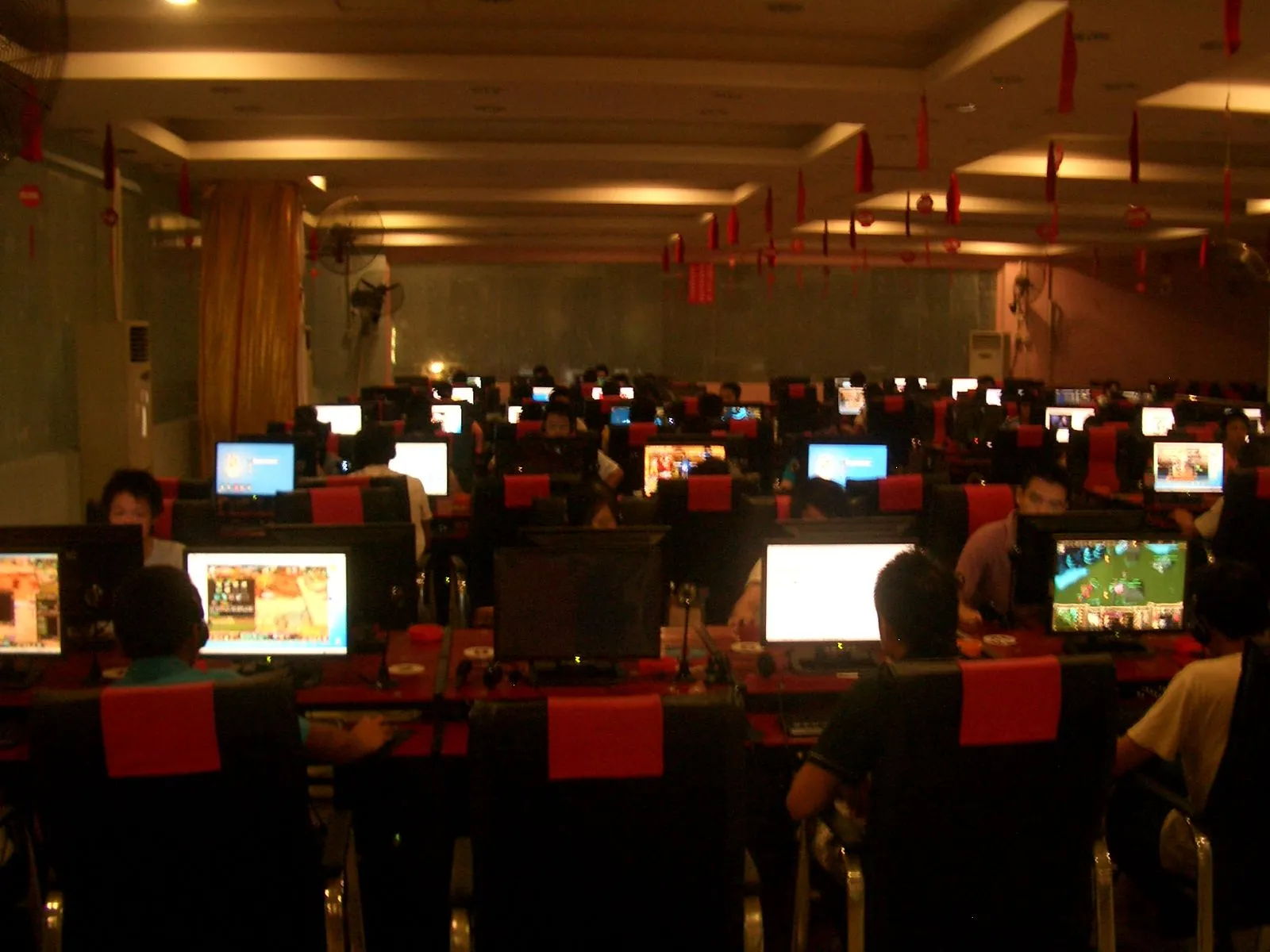 Quang cảnh một quán Internet (cybercafé) đông đúc ở châu Á, minh họa lý do dữ liệu khảo sát Steam có thể bị sai lệch.