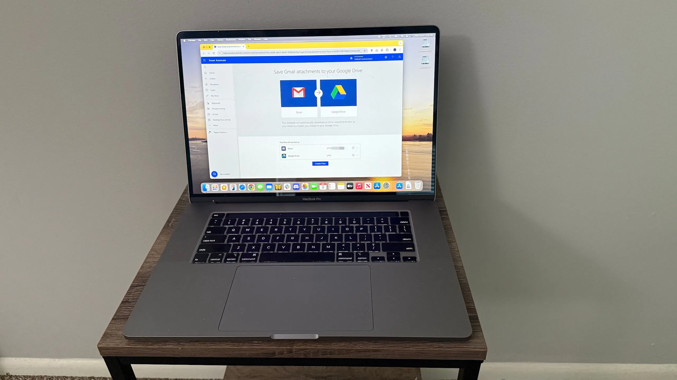 Quy trình tự động hóa Power Automate của Microsoft được hiển thị trên MacBook