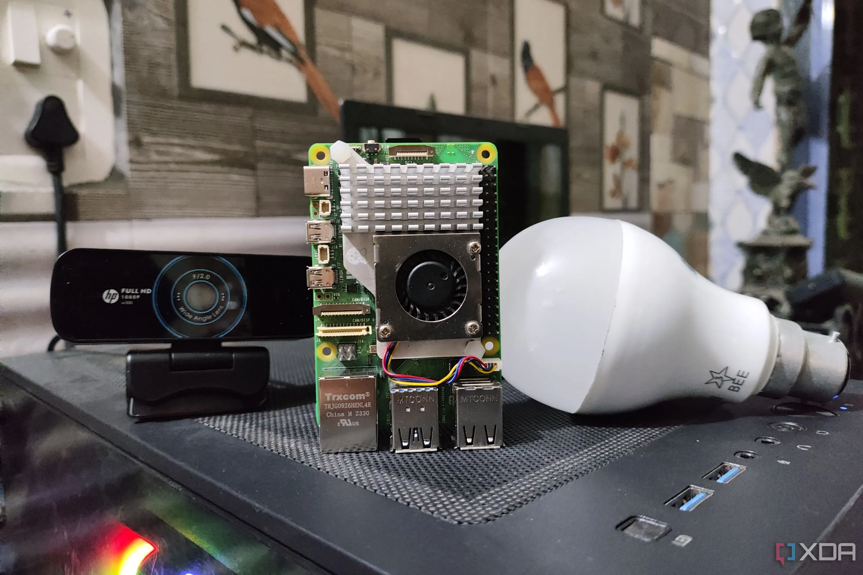 Raspberry Pi 5 và bóng đèn thông minh biểu tượng cho thiết bị nhà thông minh giá rẻ với Home Assistant