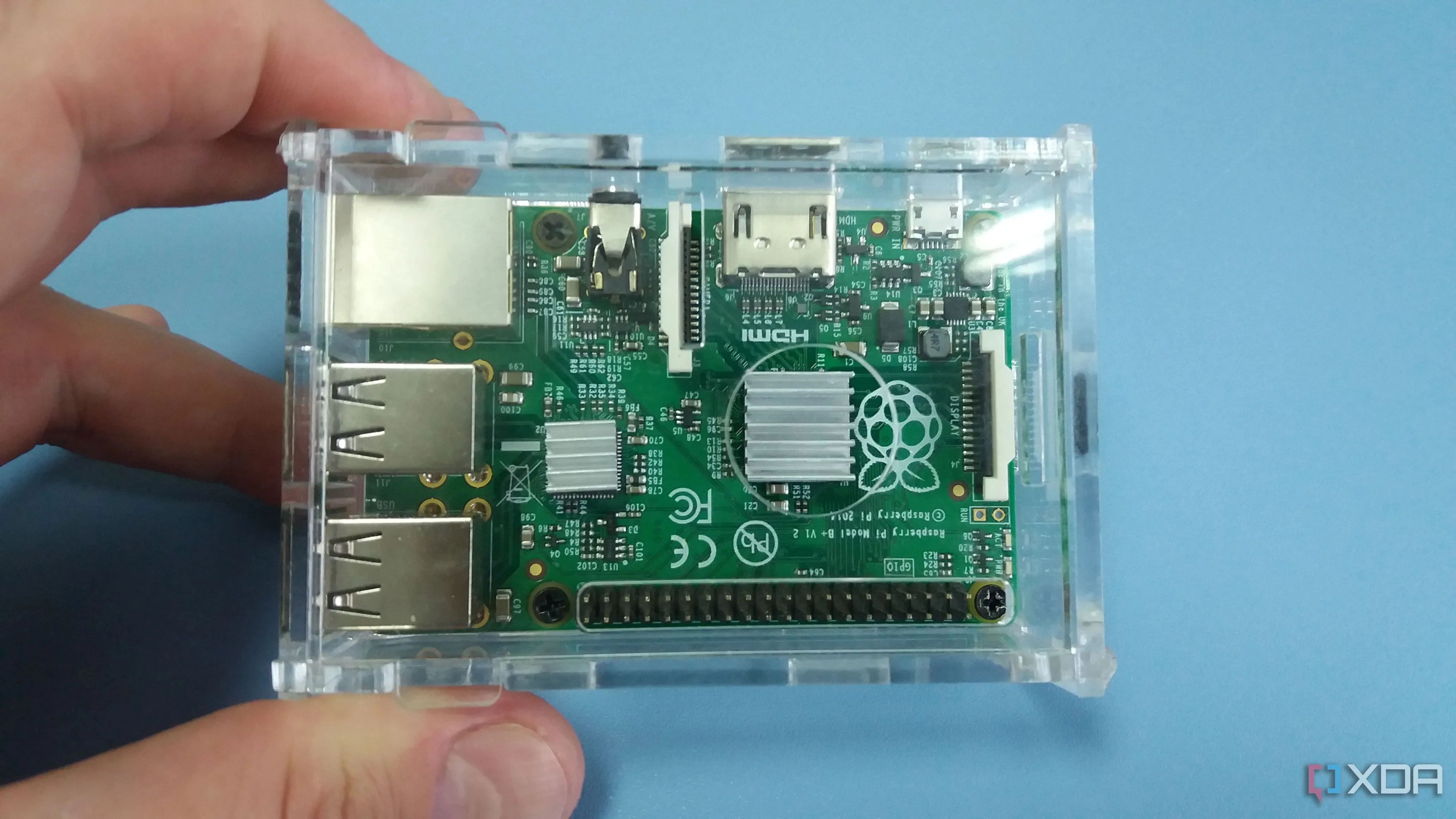 Raspberry Pi B+ trong vỏ acrylic trong suốt, minh họa khả năng giả lập game retro