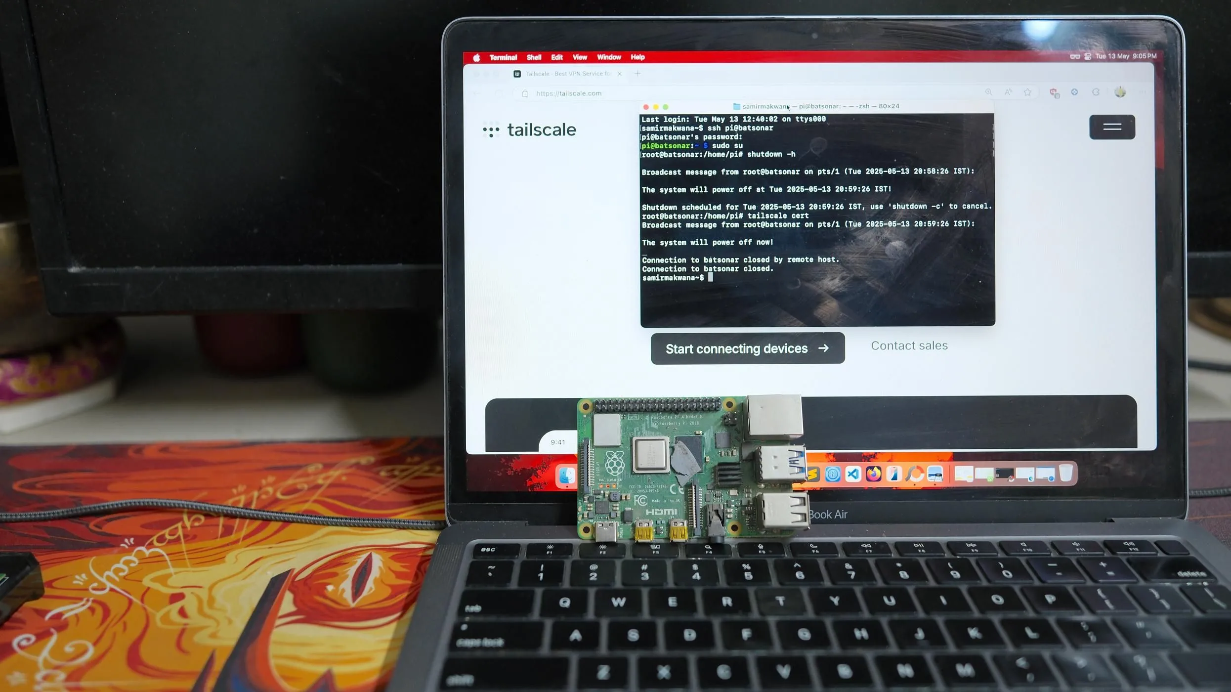 Raspberry Pi và giao diện Tailscale trên máy tính, minh họa việc thiết lập VPN cho Jellyfin