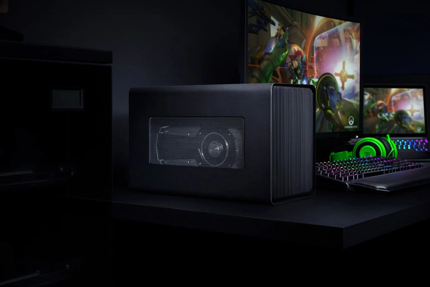 Razer Core X Chroma trong một thiết lập chơi game bao gồm laptop, màn hình, bàn phím và tai nghe