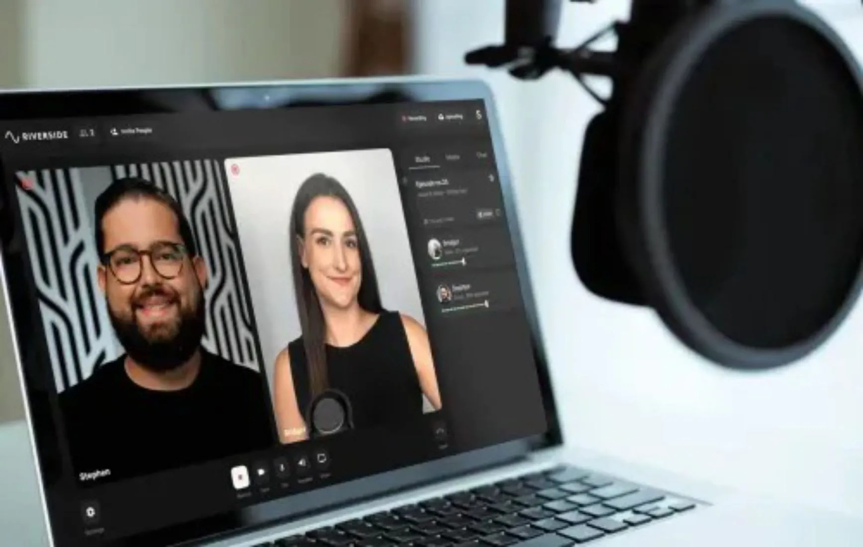 Riverside.fm đang được sử dụng trên laptop để ghi podcast từ xa