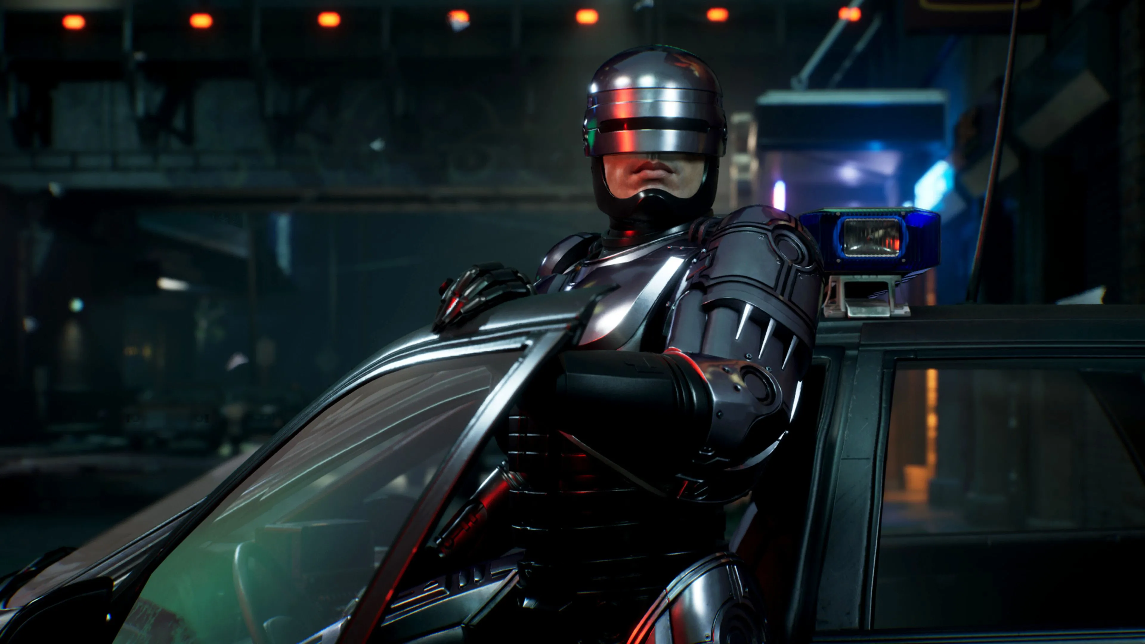 RoboCop trong bộ giáp kim loại màu xám xanh đang bước ra từ một chiếc xe cảnh sát cũ trong môi trường đô thị u ám.