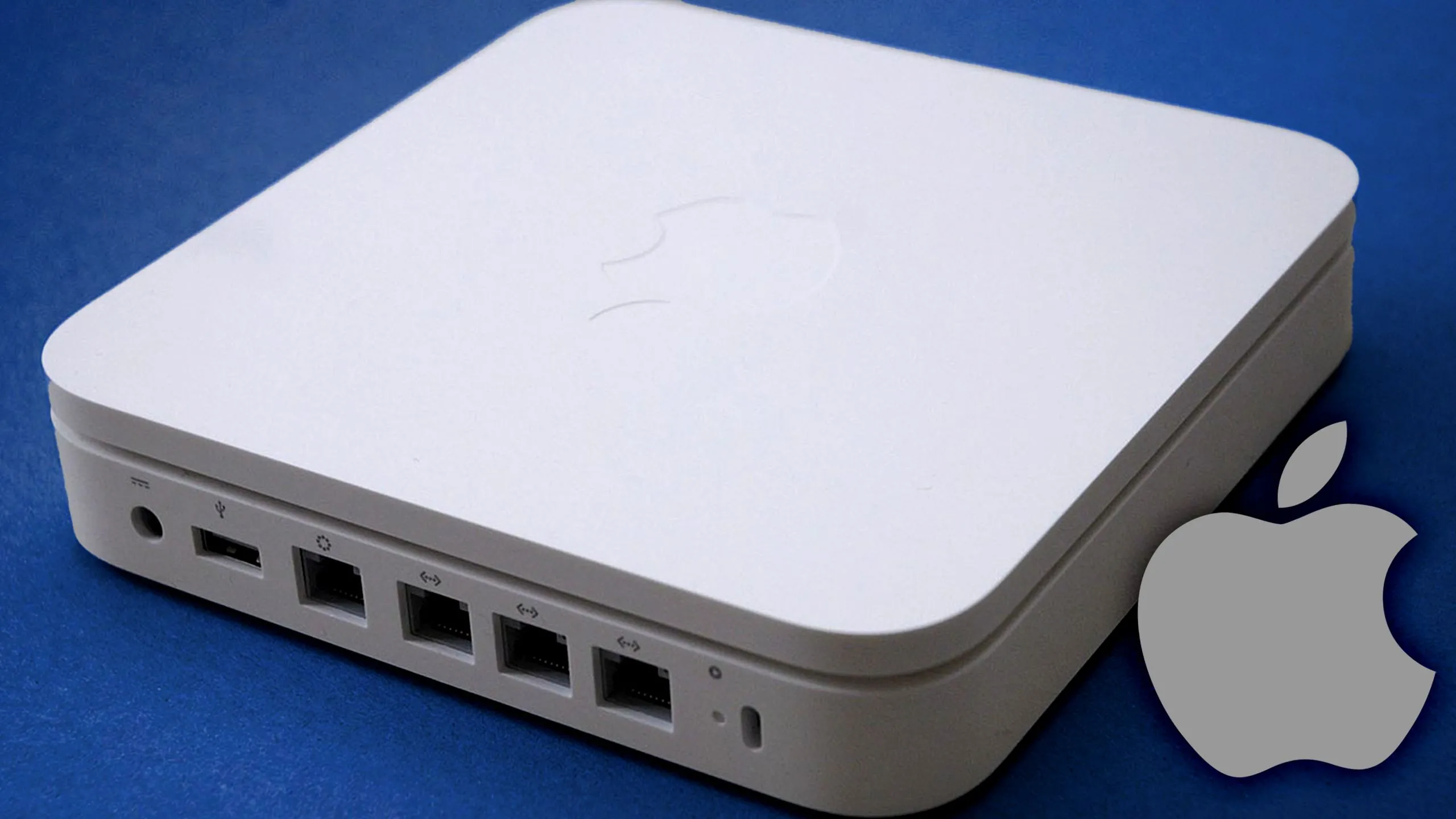 Router Apple AirPort trên nền màu xanh, minh họa sự phổ biến của thiết bị Apple trong việc sử dụng giao thức NAT-PMP.
