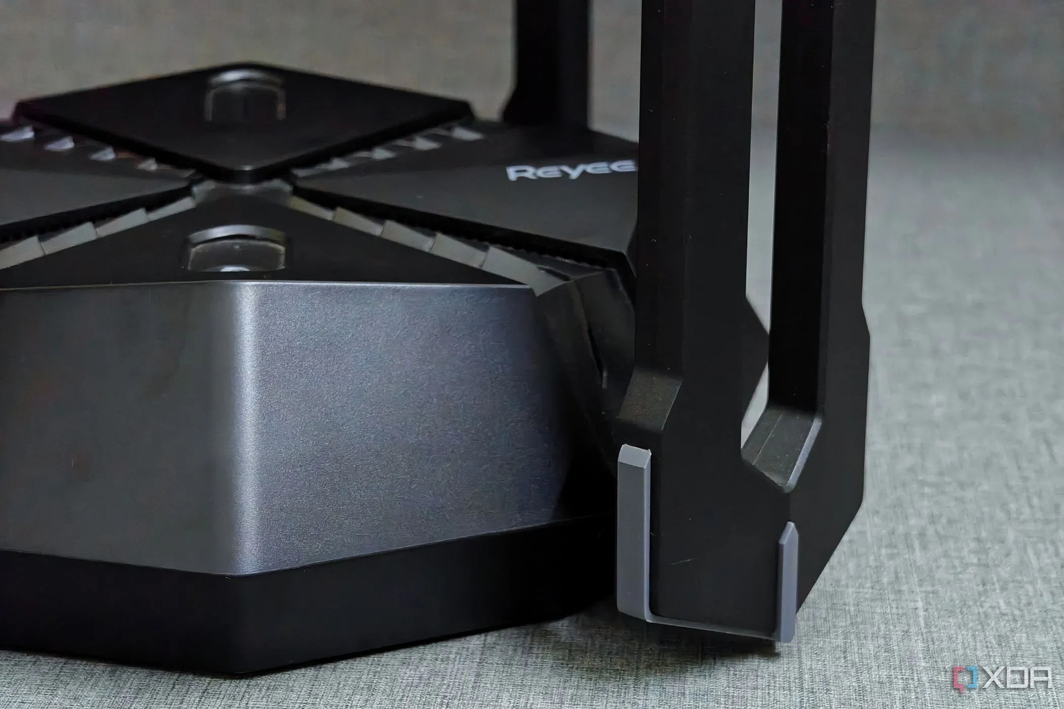 Router chơi game Reyee E6 với thiết kế mạnh mẽ đặt trên bàn