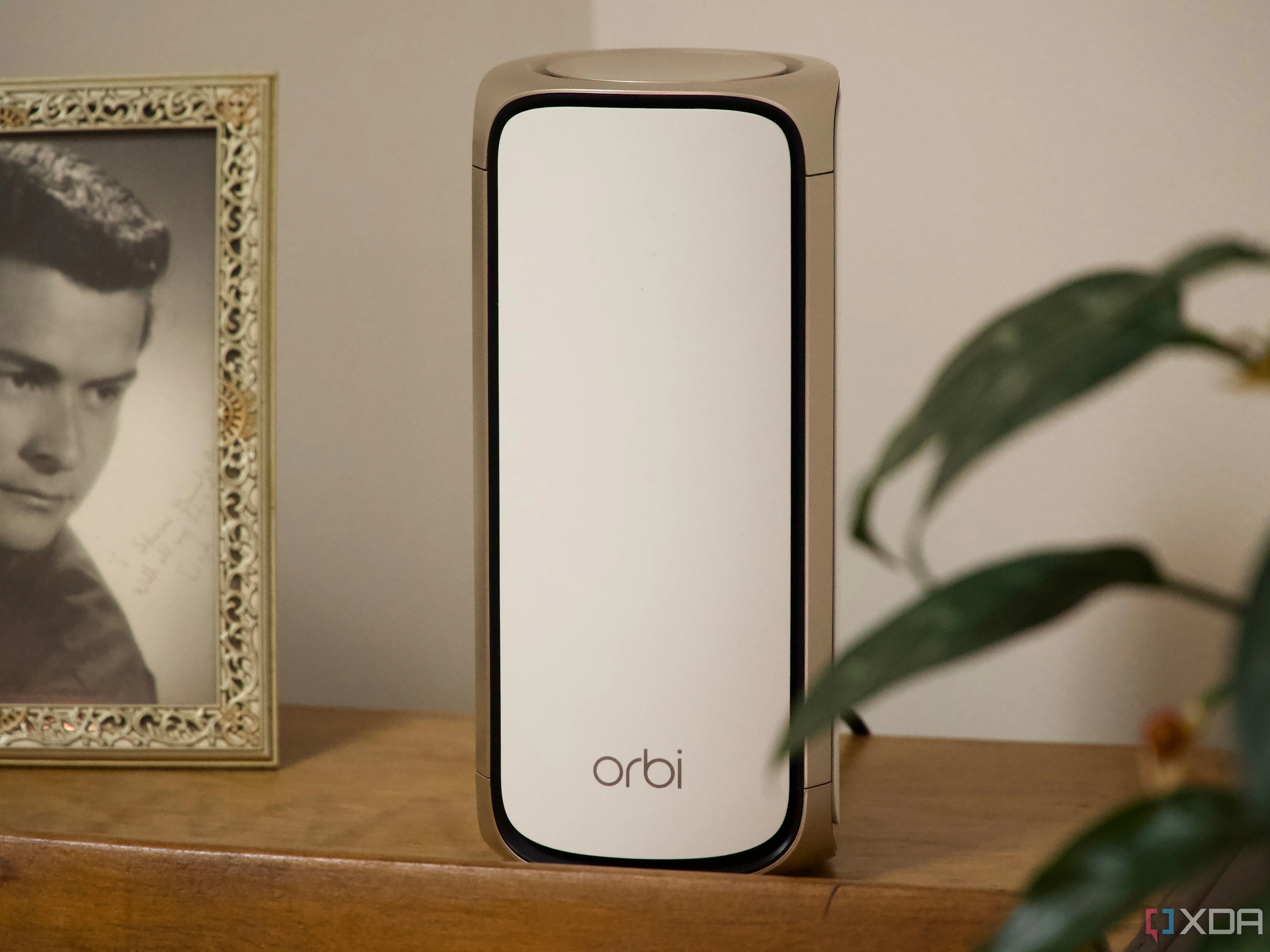 Router Netgear Orbi RBE973S Wi-Fi 7 trên bàn làm việc