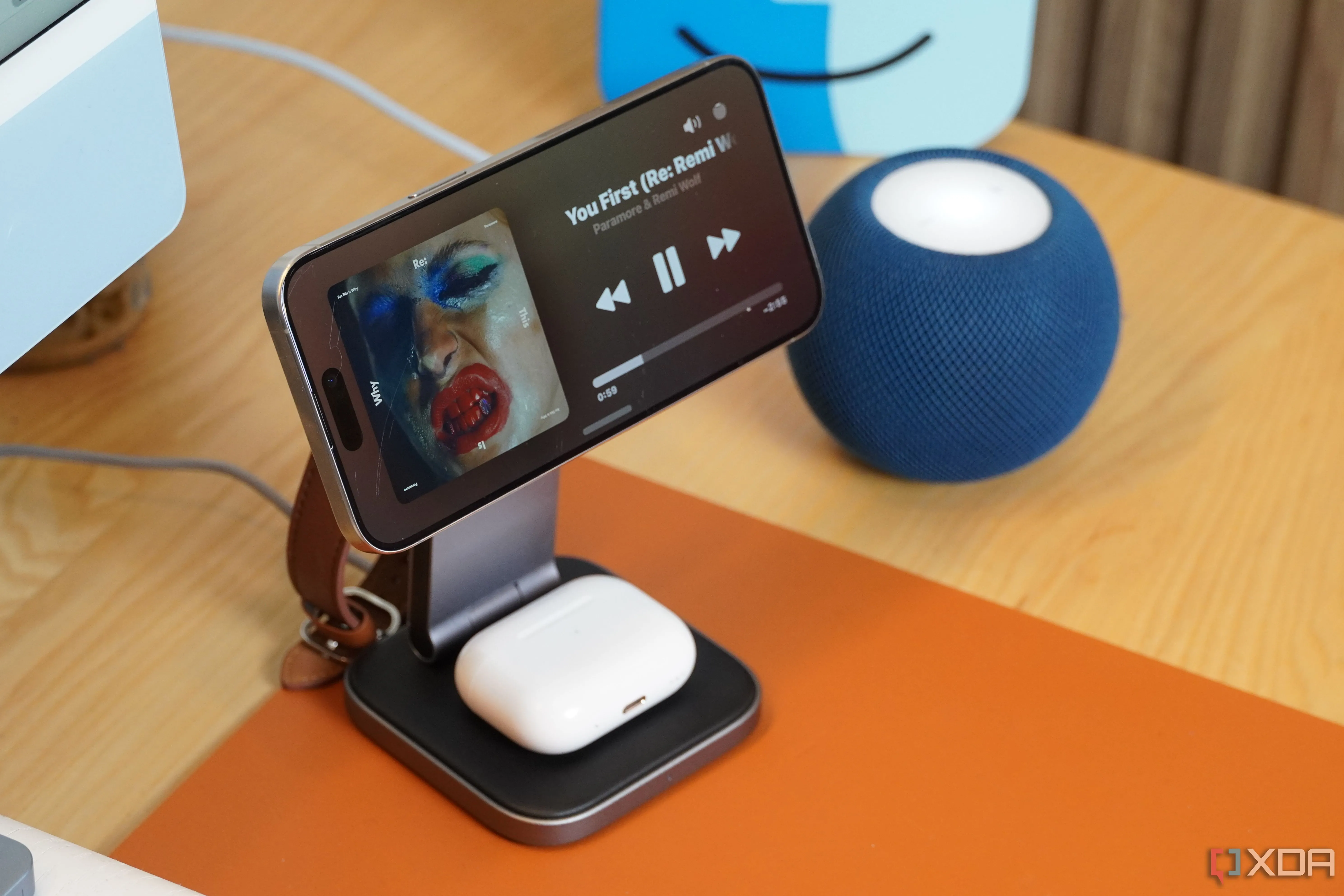 Sạc không dây Satechi 3-in-1 Qi2 hiển thị chế độ StandBy trên iPhone, tiện lợi cho cả tại nhà và khi di chuyển.