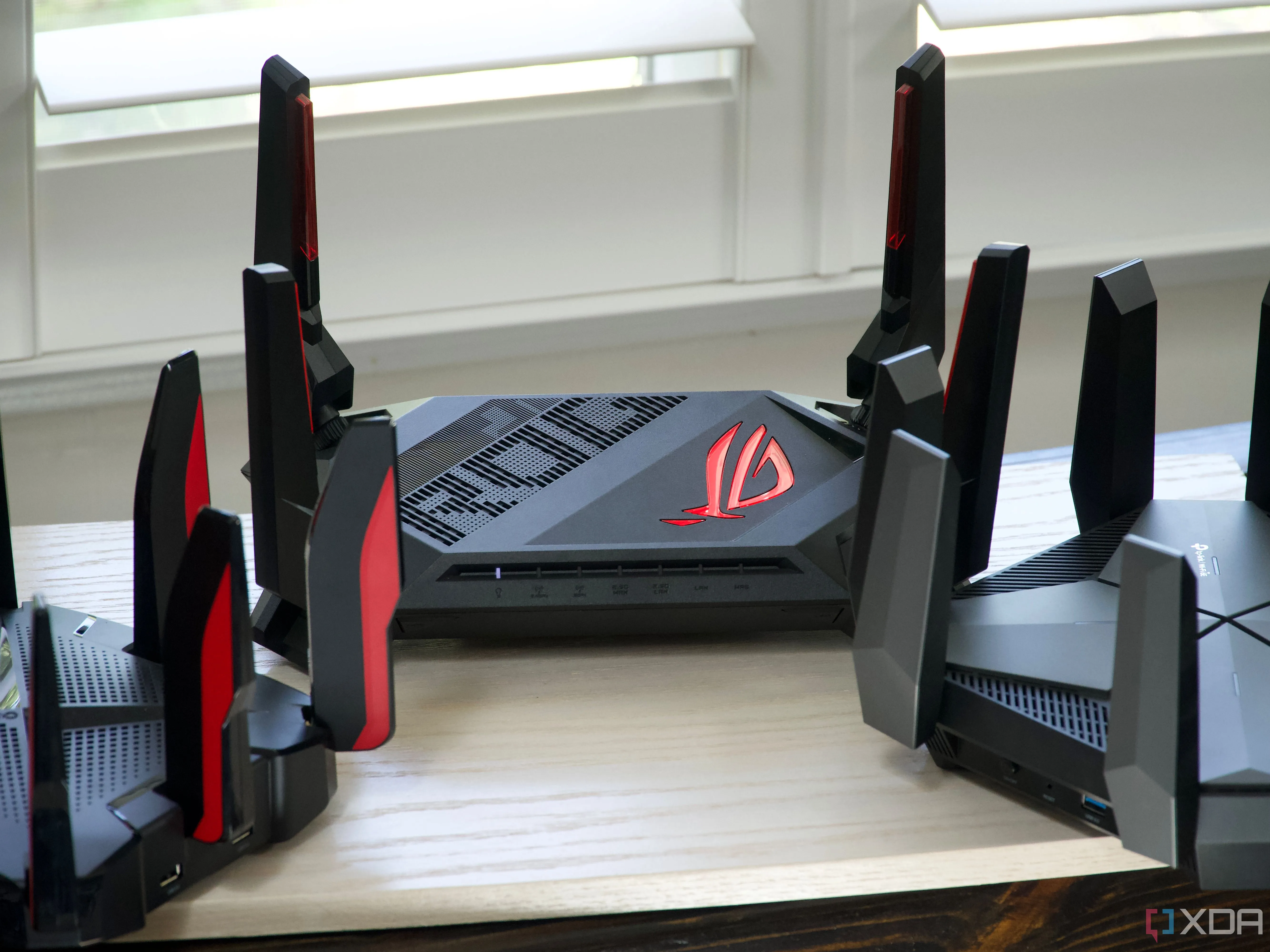 So sánh các mẫu router Wi-Fi hiệu suất cao như ASUS ROG Rapture GT-AX6000, TP-Link Archer GX90 và TP-Link Archer AXE300