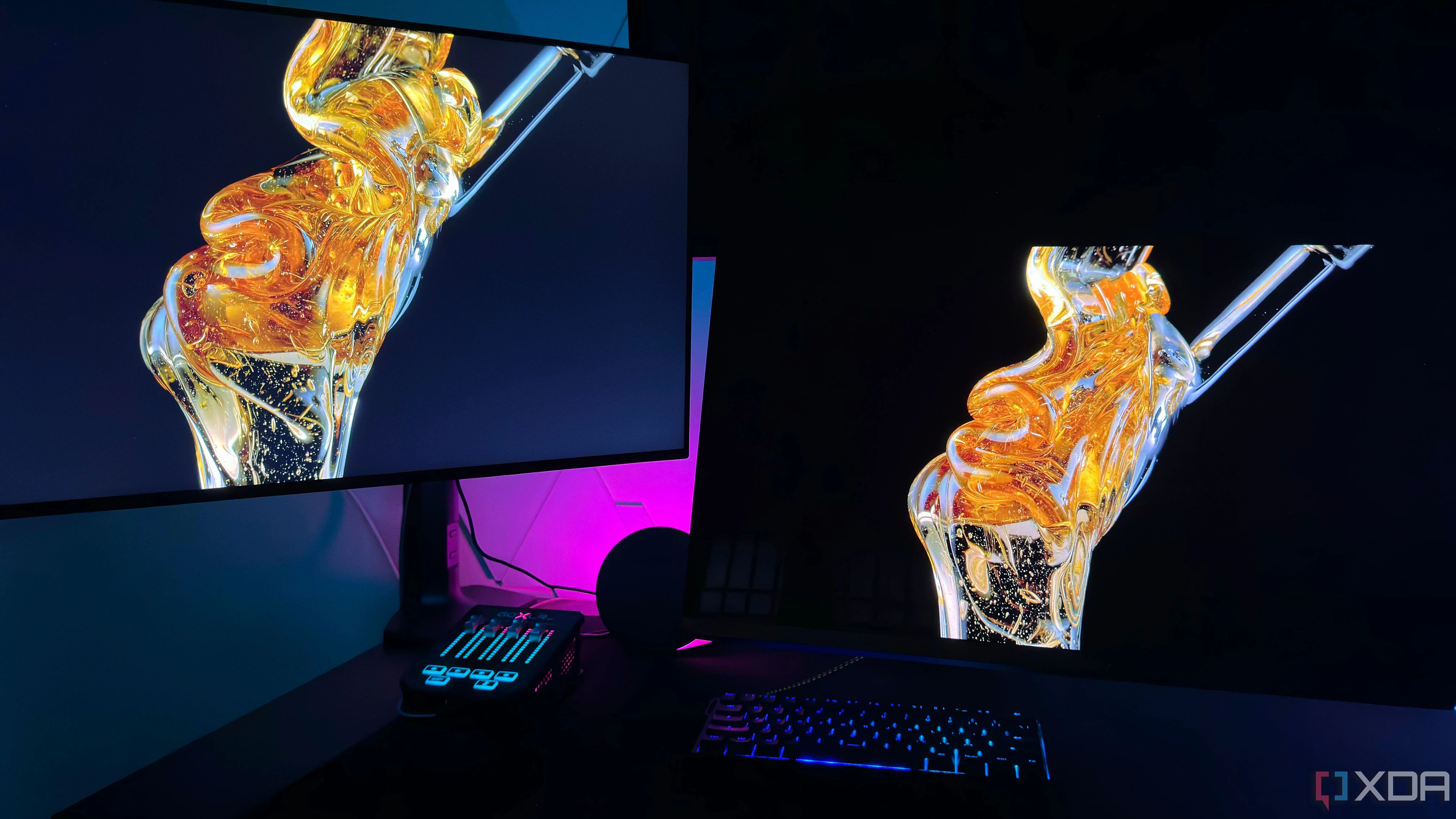 So sánh độ sáng giữa màn hình OLED và LCD/IPS đặt cạnh nhau trong môi trường làm việc