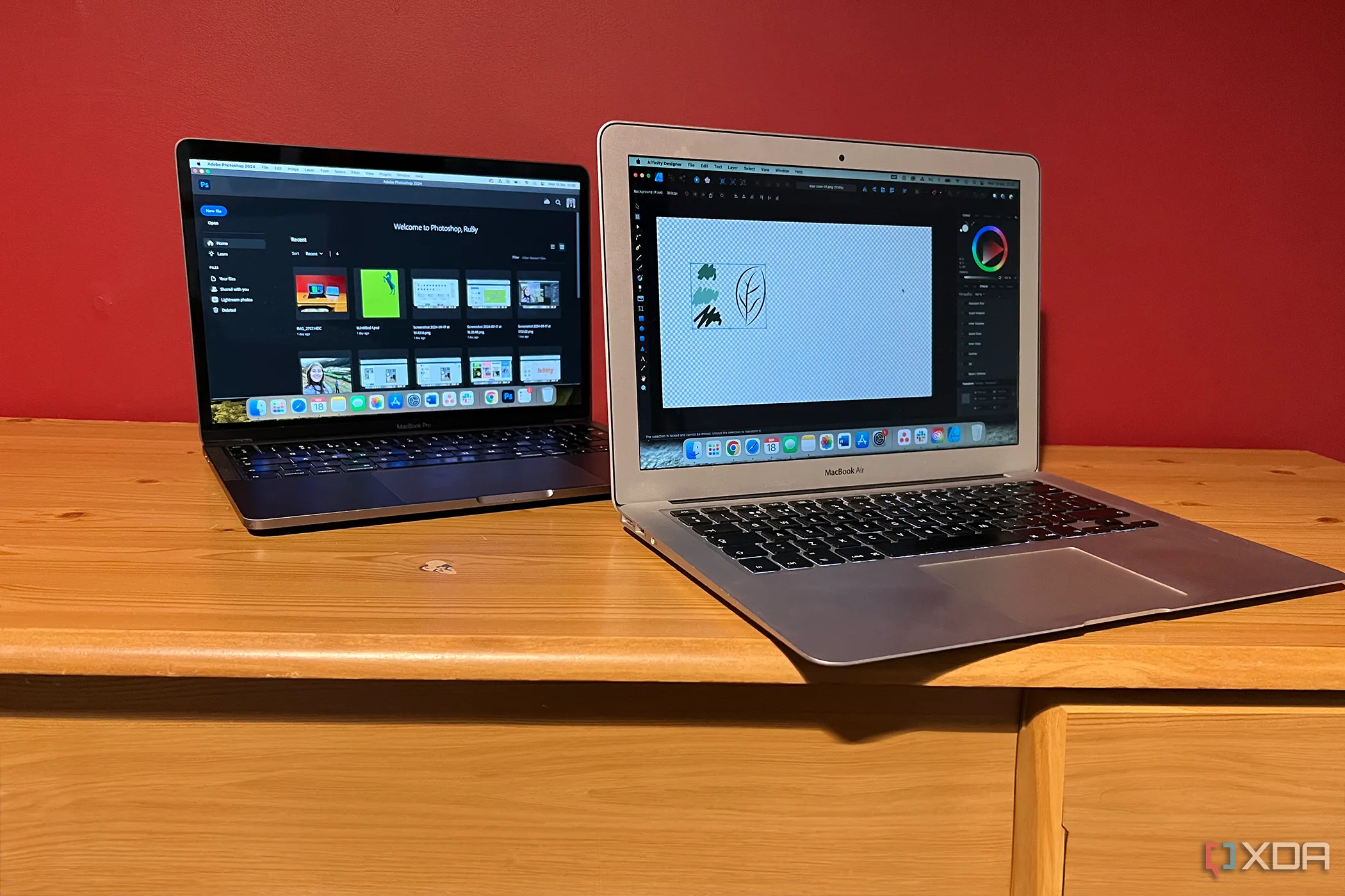 So sánh giao diện Adobe Photoshop trên MacBook Pro và Affinity Designer trên MacBook Air, thể hiện sự lựa chọn thay thế cho phần mềm thiết kế chuyên nghiệp.