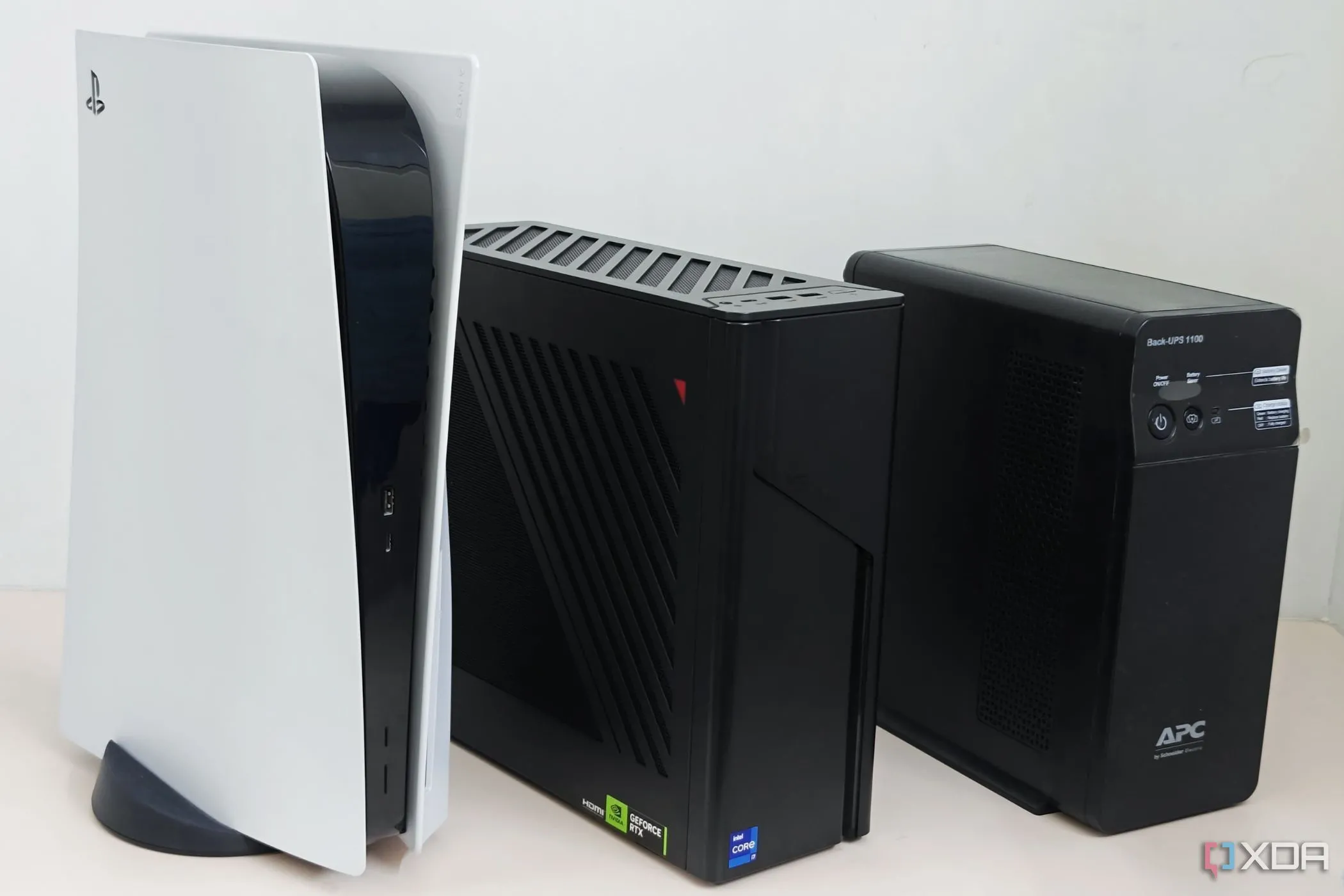 So sánh kích thước giữa máy chơi game PlayStation 5, bộ PC chơi game và bộ lưu điện UPS