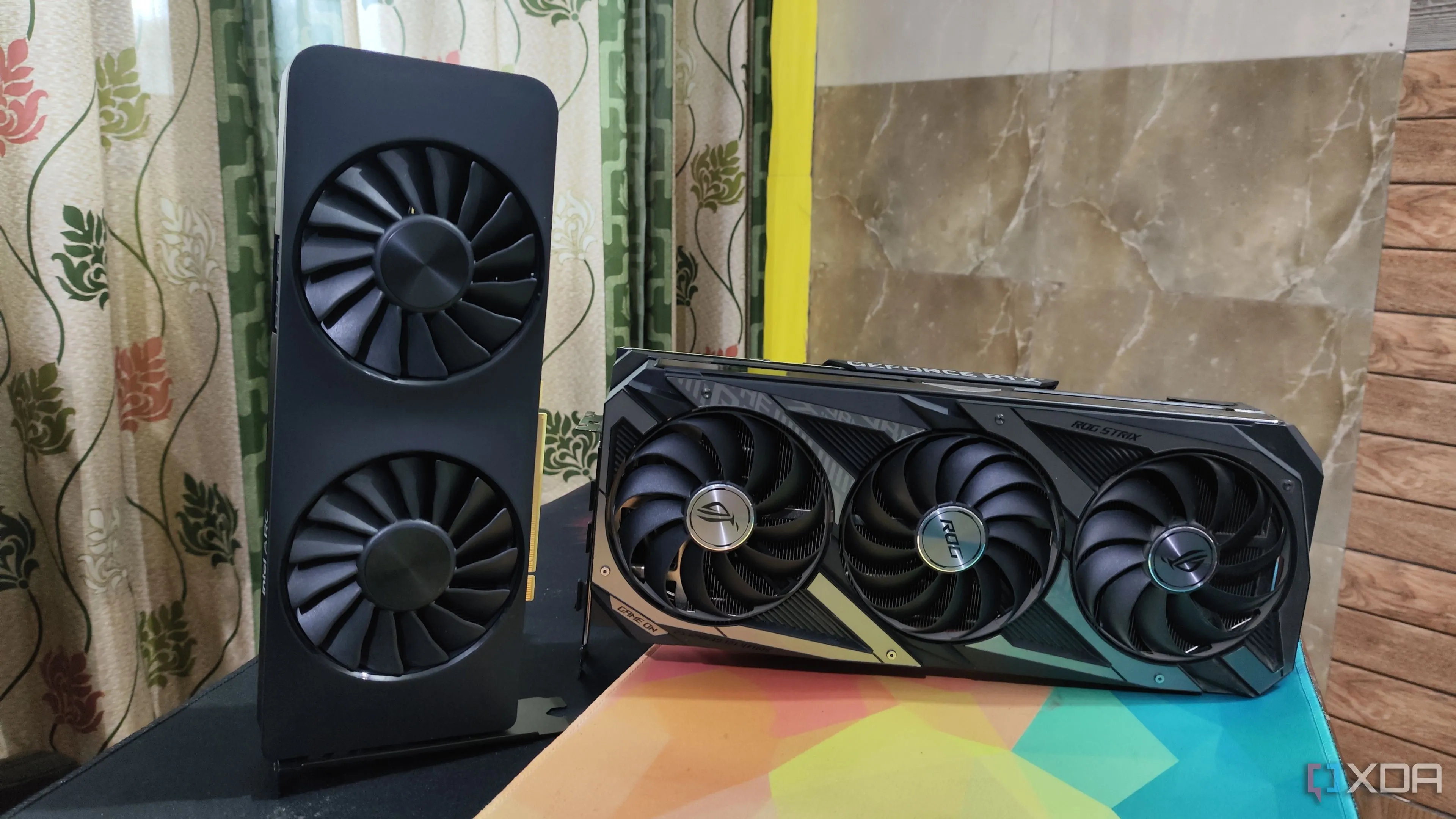 So sánh kích thước Intel Arc A750 và ASUS ROG Strix RTX 3080 Ti, thể hiện sự cạnh tranh về hiệu năng giá trị
