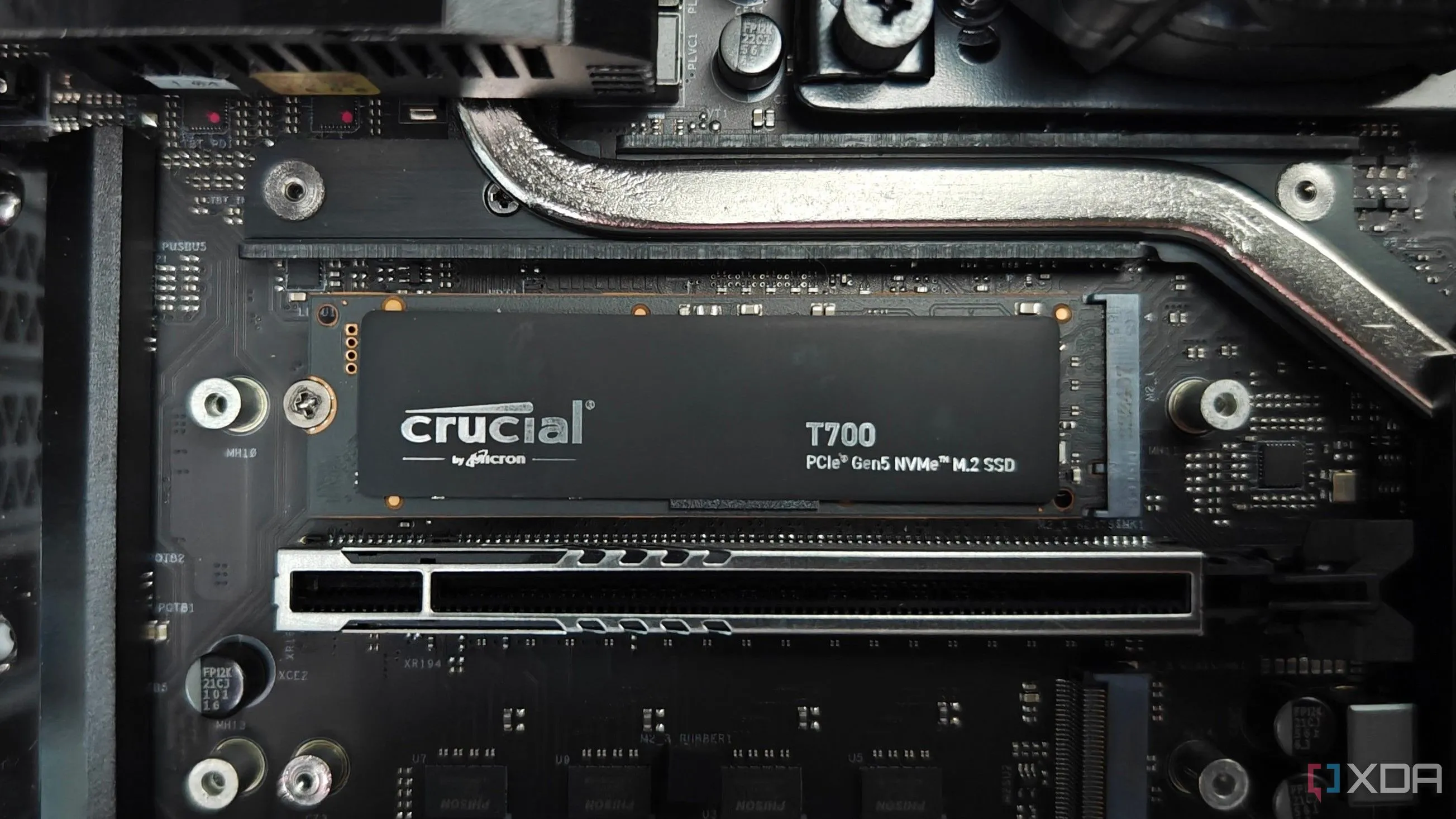 SSD Crucial T700 được gắn trên bo mạch chủ, minh họa ổ cứng NVMe hiệu suất cao cho PC