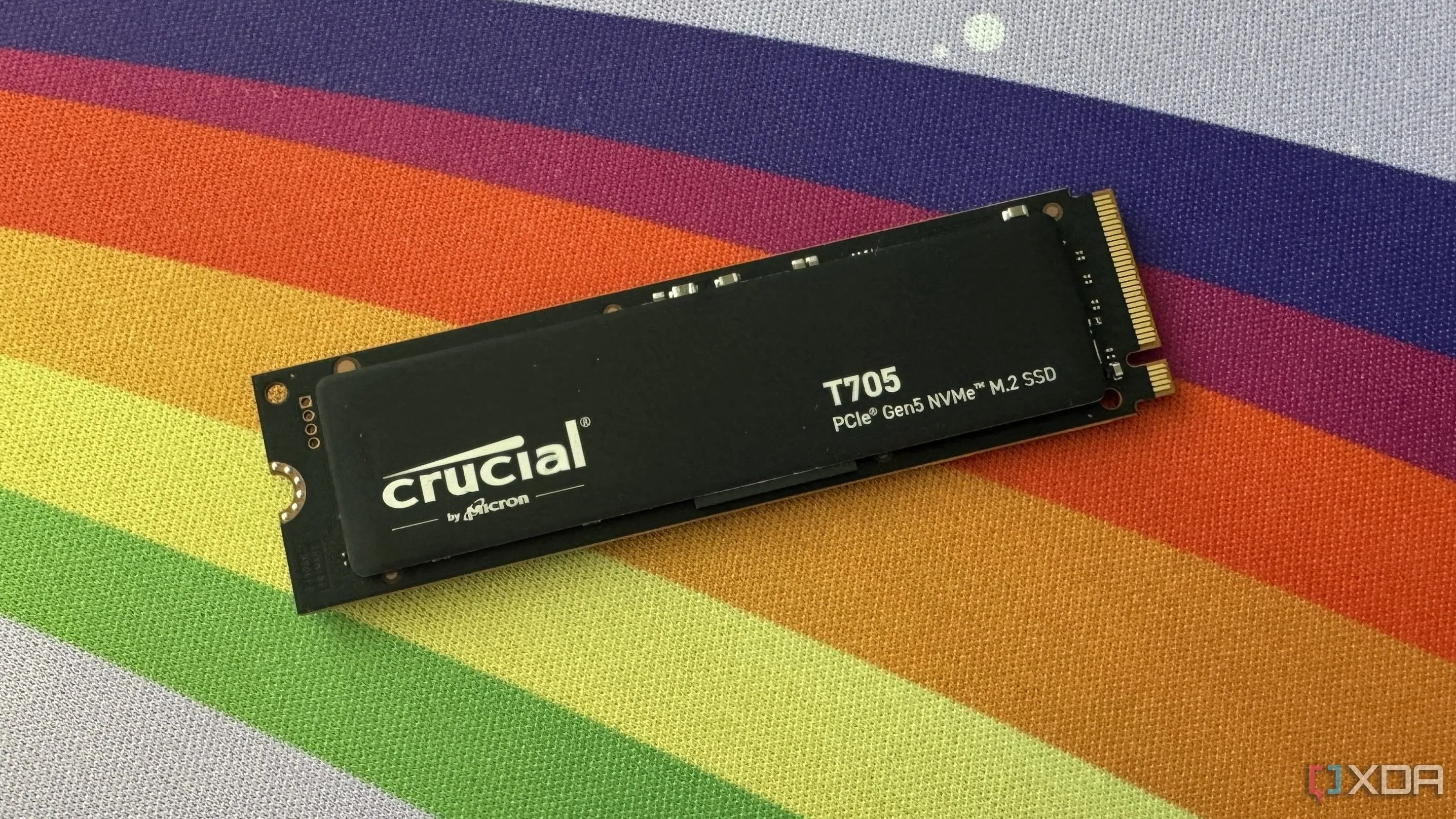 SSD Crucial T705 NVMe không có tản nhiệt, minh họa cho vấn đề SSD quá nhiệt