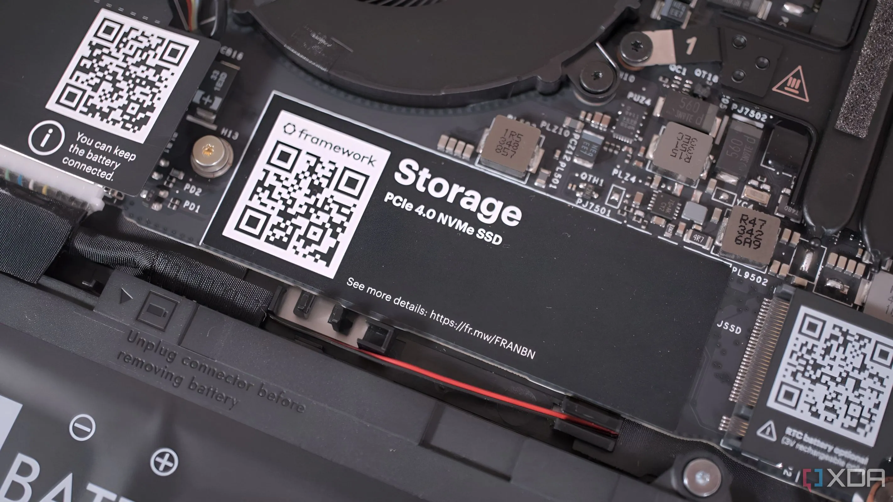 SSD PCIe 4.0 NVMe được gắn trong laptop Framework minh họa việc nâng cấp ổ cứng