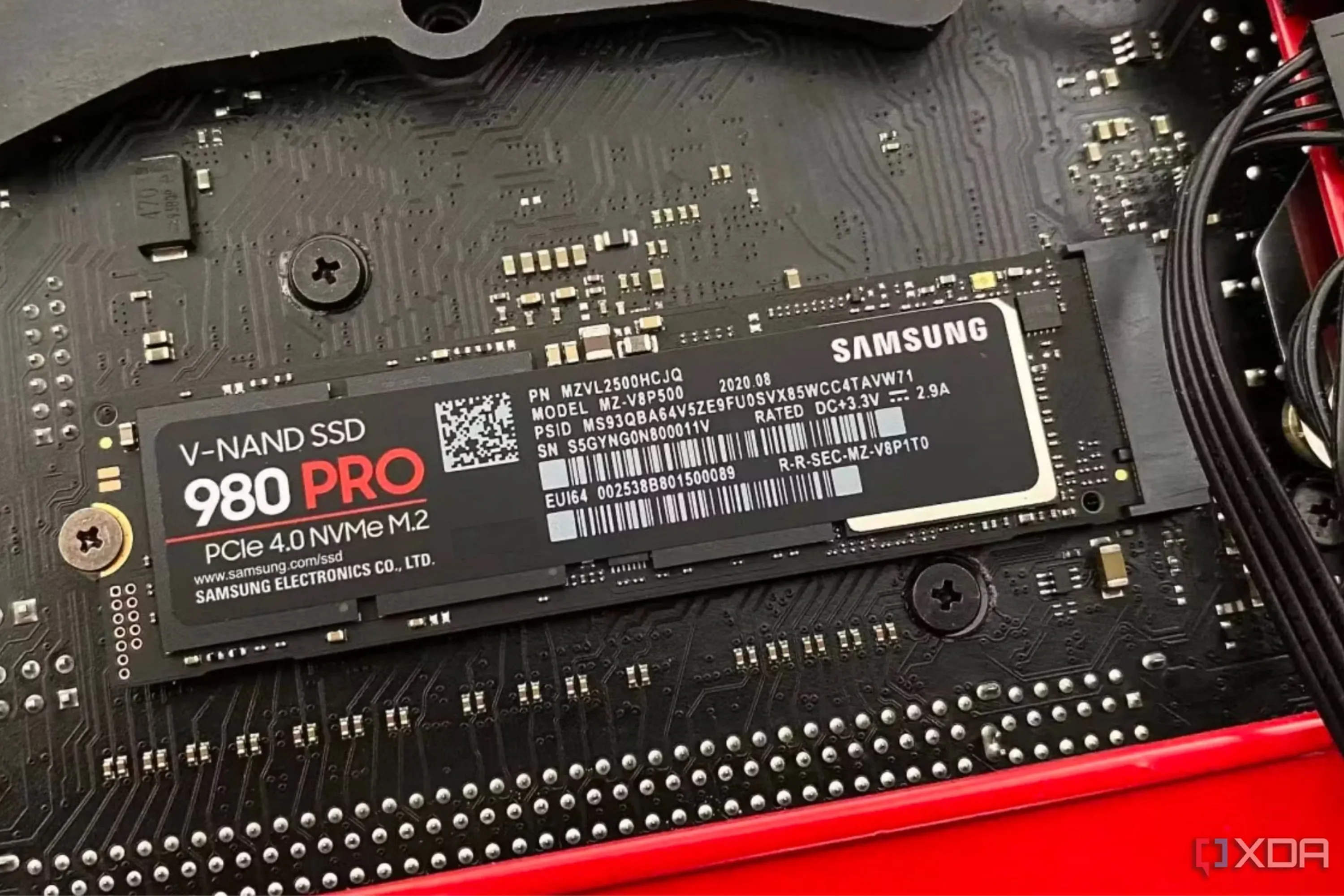 SSD Samsung 980 Pro được lắp đặt trên bo mạch chủ, biểu tượng cho việc nâng cấp hiệu suất
