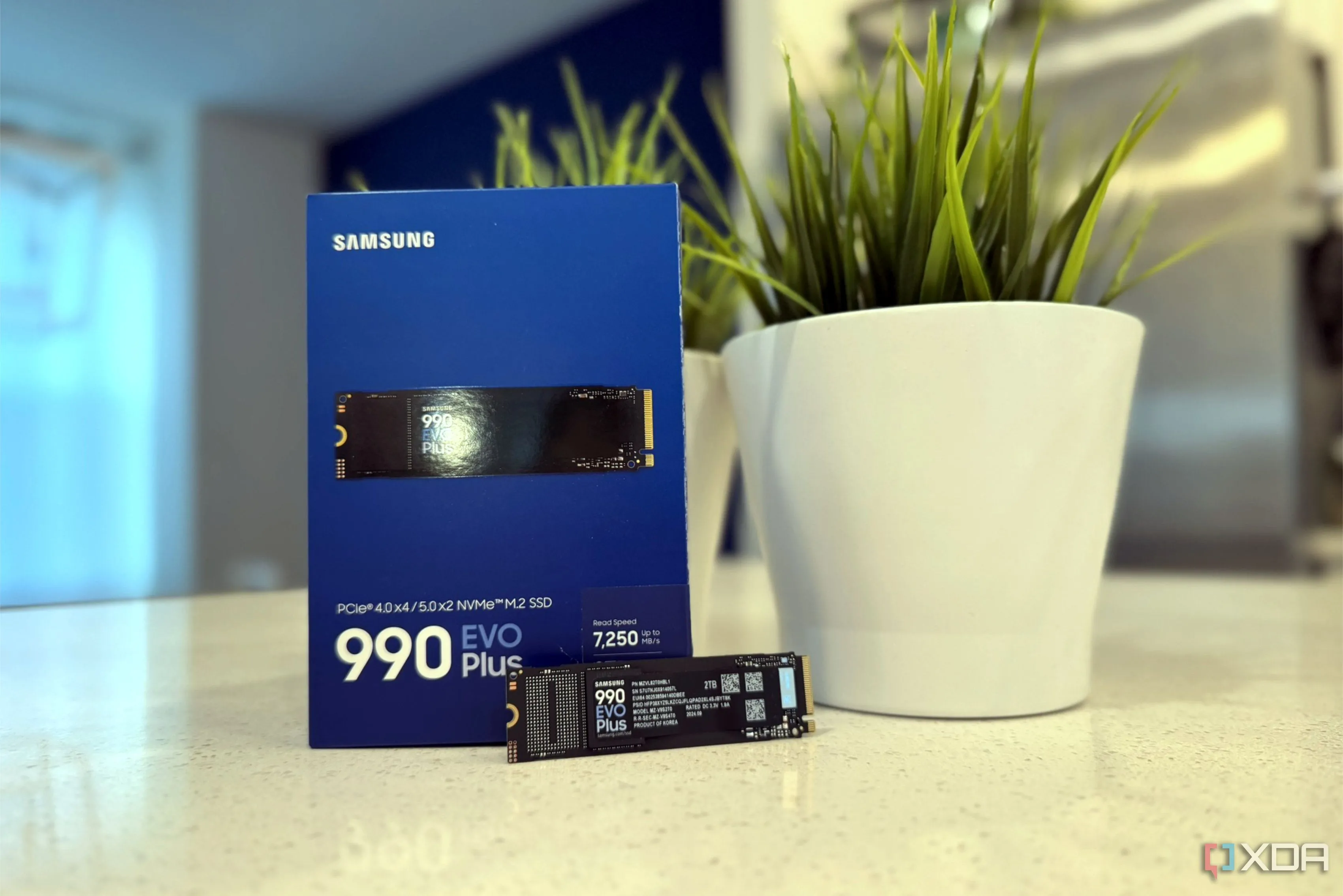 SSD Samsung 990 EVO Plus và hộp sản phẩm trên mặt bàn, tương thích PCIe 4.0 và 5.0